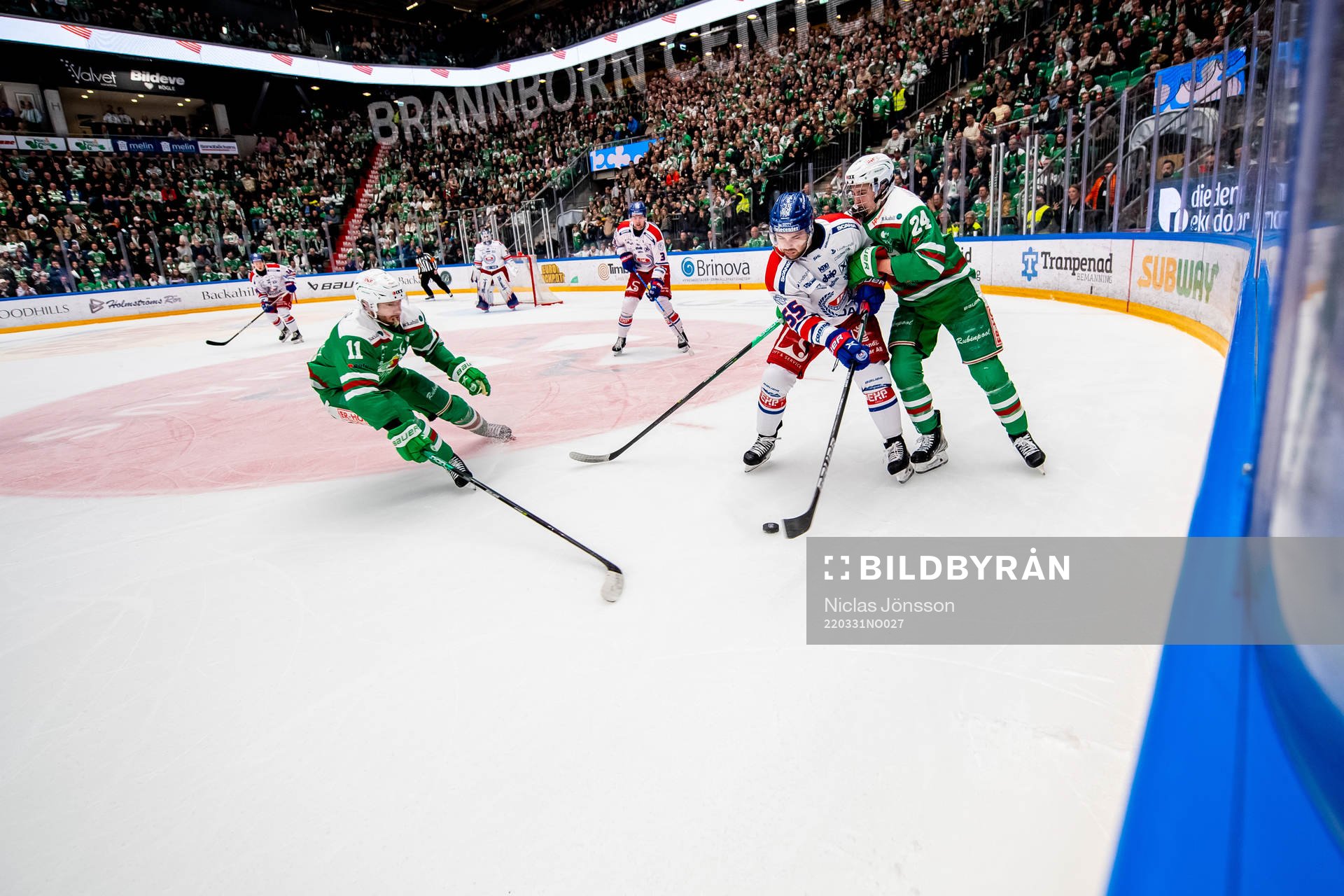 Rögles Mattias Sjögren och Marco Kasper kamp med