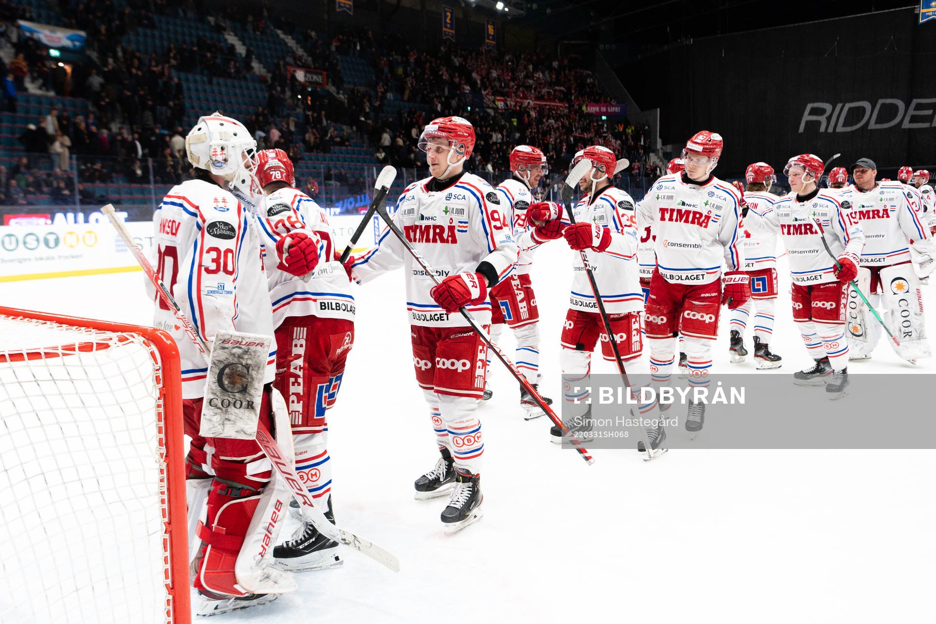 Timrås spelare jublar med målvakt Jacob Johansson