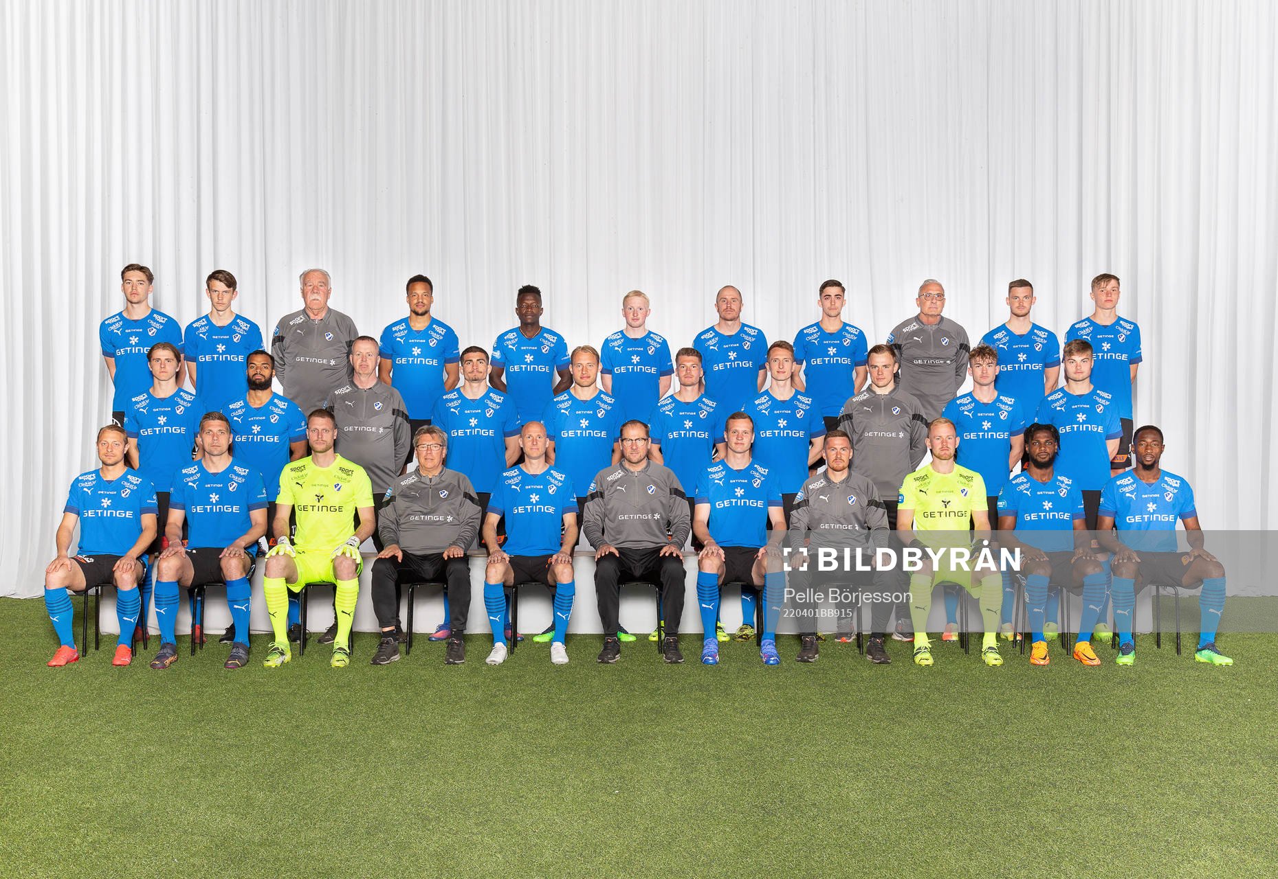 Halmstad poserar för en lagbild den 1 april 2022 i Halmstad. Bakre ledet fr. v.: Oscar Murro, Kazper Karlsson, materialförvaltare Bertil Andersson, Marcus Olsson, Thomas Boakye, Pontus Carlsson, Simon Lundevall, Emil Tot-Wikström, sjukgymnast Simon Bakkioui, Jonathan Svedberg, Albin Ahlstrand. Mittenledet fr. v.: Erik Ahlstrand, Phil Ofosu-Ayeh, materialförvaltare Sven Karlsson, Taulant Parallangaj, Villiam Dahlström, Samuel Kroon, Andreas Bengtsson, målvaktstränare Dennis Nilsson, Alexander Johansson, Johan Gudmundsson. Sittande fr. v.Joel Allansson, Mikael Boman, Malkolm Nilsson Säfqvist, assisterande tränare/analytiker Per Olsson, Andreas Johansson, manager Magnus Haglund, Alexander Berntsson, assisterande tränare Johan Bergström, Malte Påhlsson, Joseph Baffo, Sadat Karim.