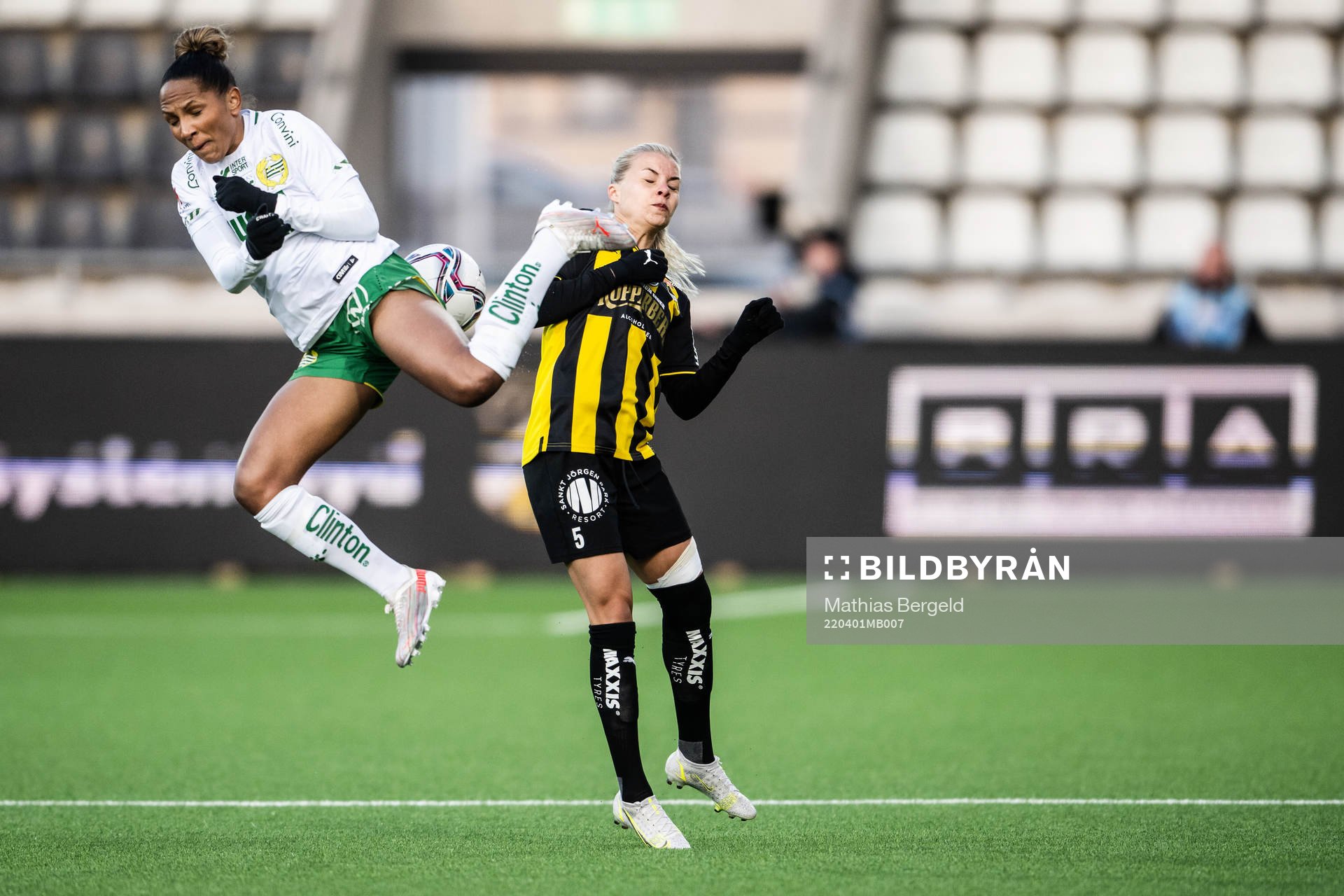 Hammarbys Madelen Janogy och Häckens Häckens Lotta Öqvist