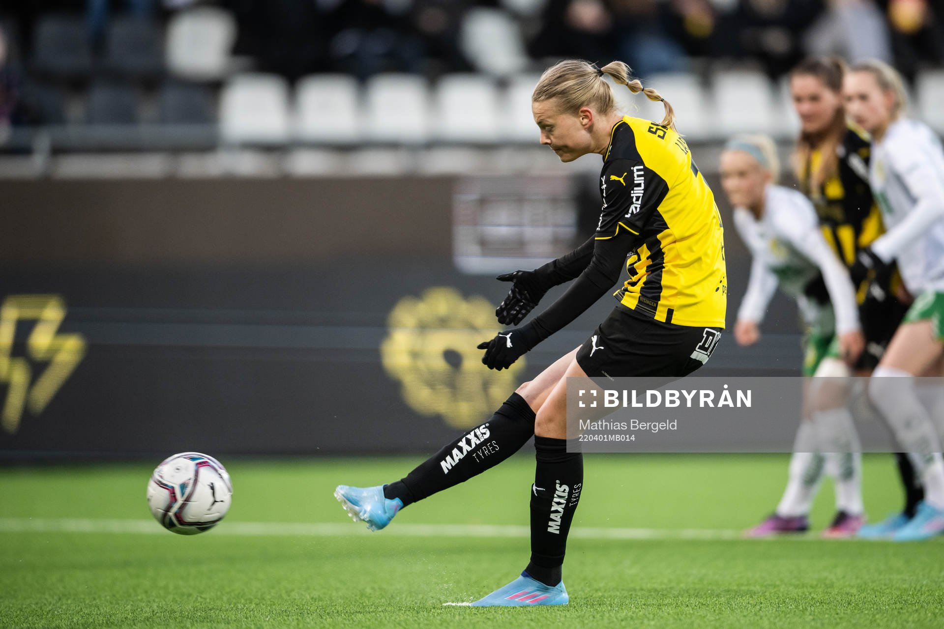 Häckens Stine Larsen gör 1-0 på straff