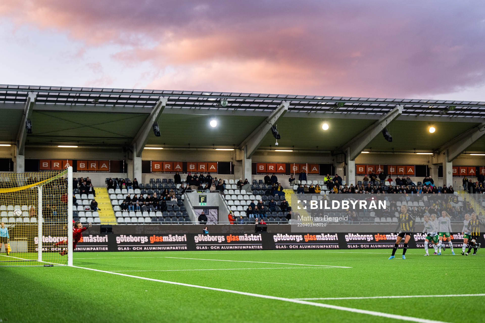 Häckens Stine Larsen gör 2-0 bakom Hammarbys målvakt
