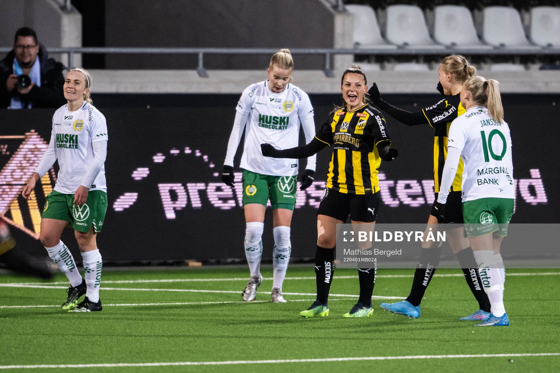 Häckens Johanna Ryttning Kaneryd och Stine Larsen jublar