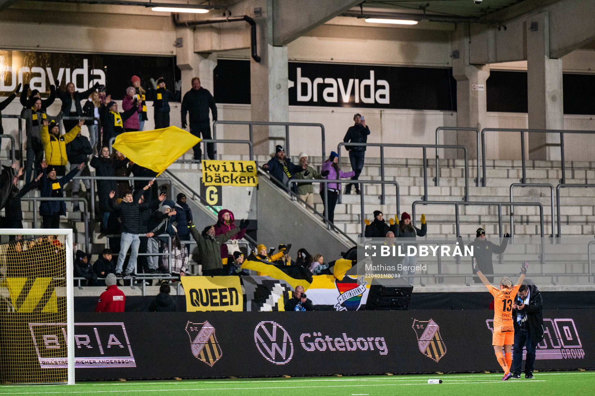 Häckens målvakt Jennifer Falk jublar med fansen