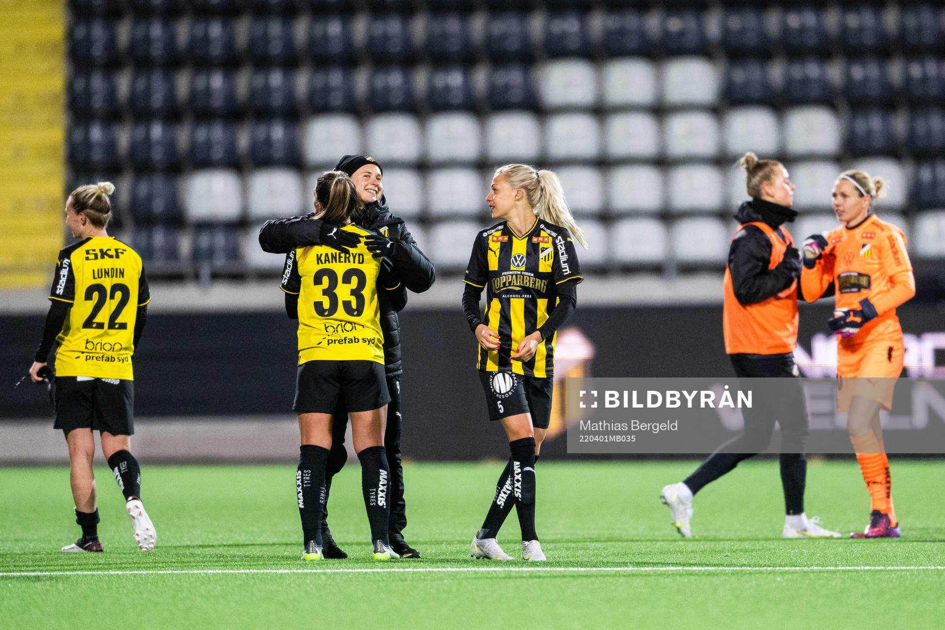 Häckens Filippa Curmark och Johanna Ryttning Kaneryd jublar