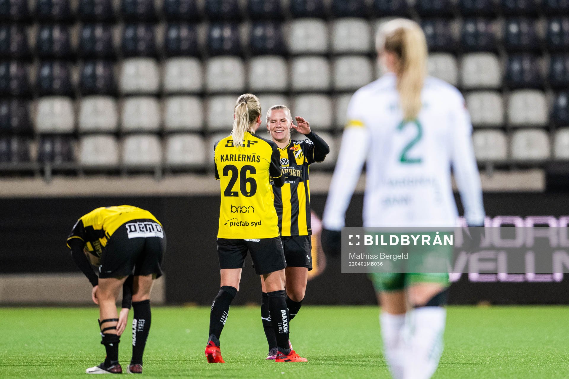 Häckens Julia Karlernäs och Josefine Rybrink  jublar