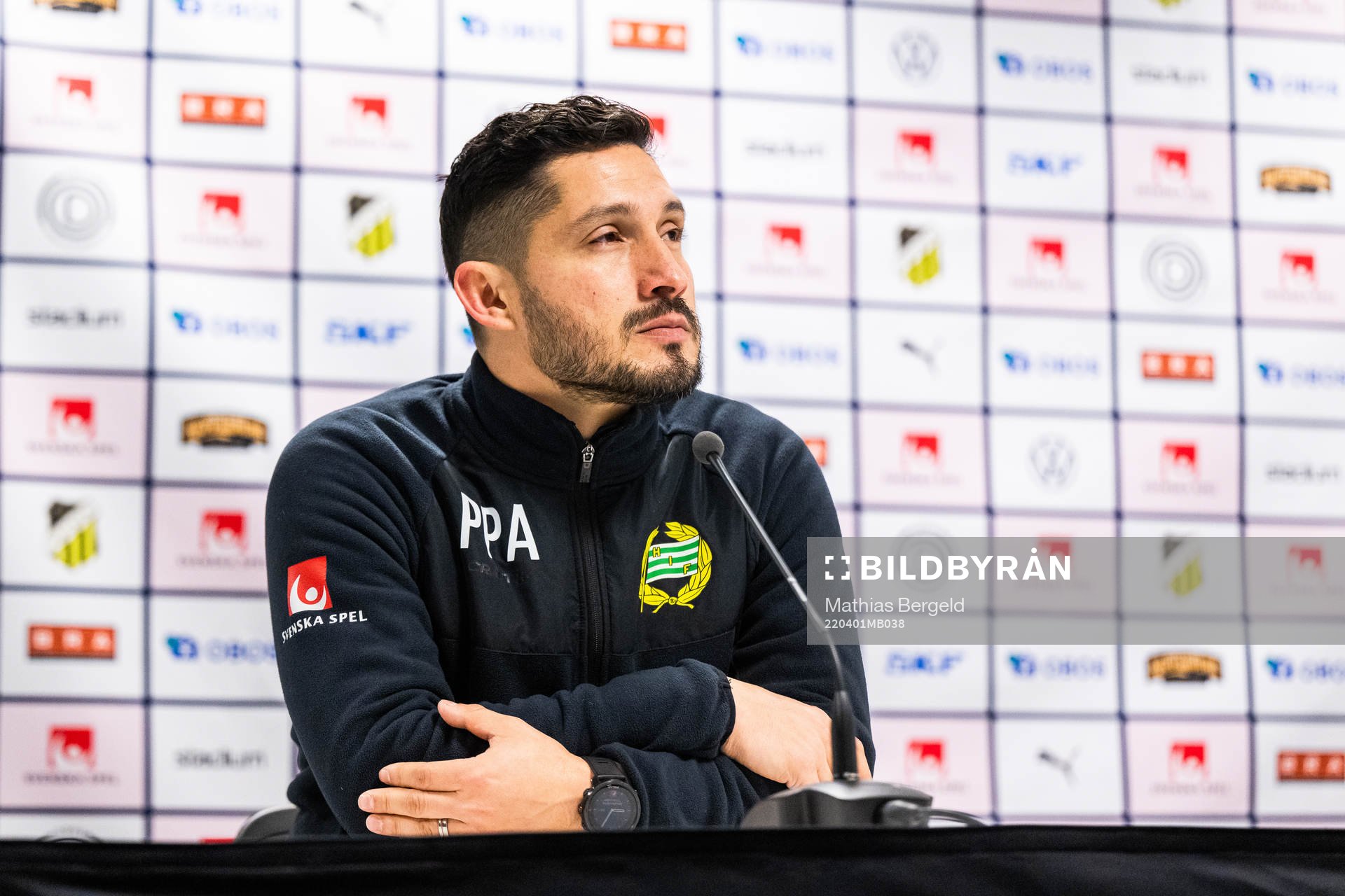 Hammarbys tränare Pablo Pinones-Arce på presskonferensen