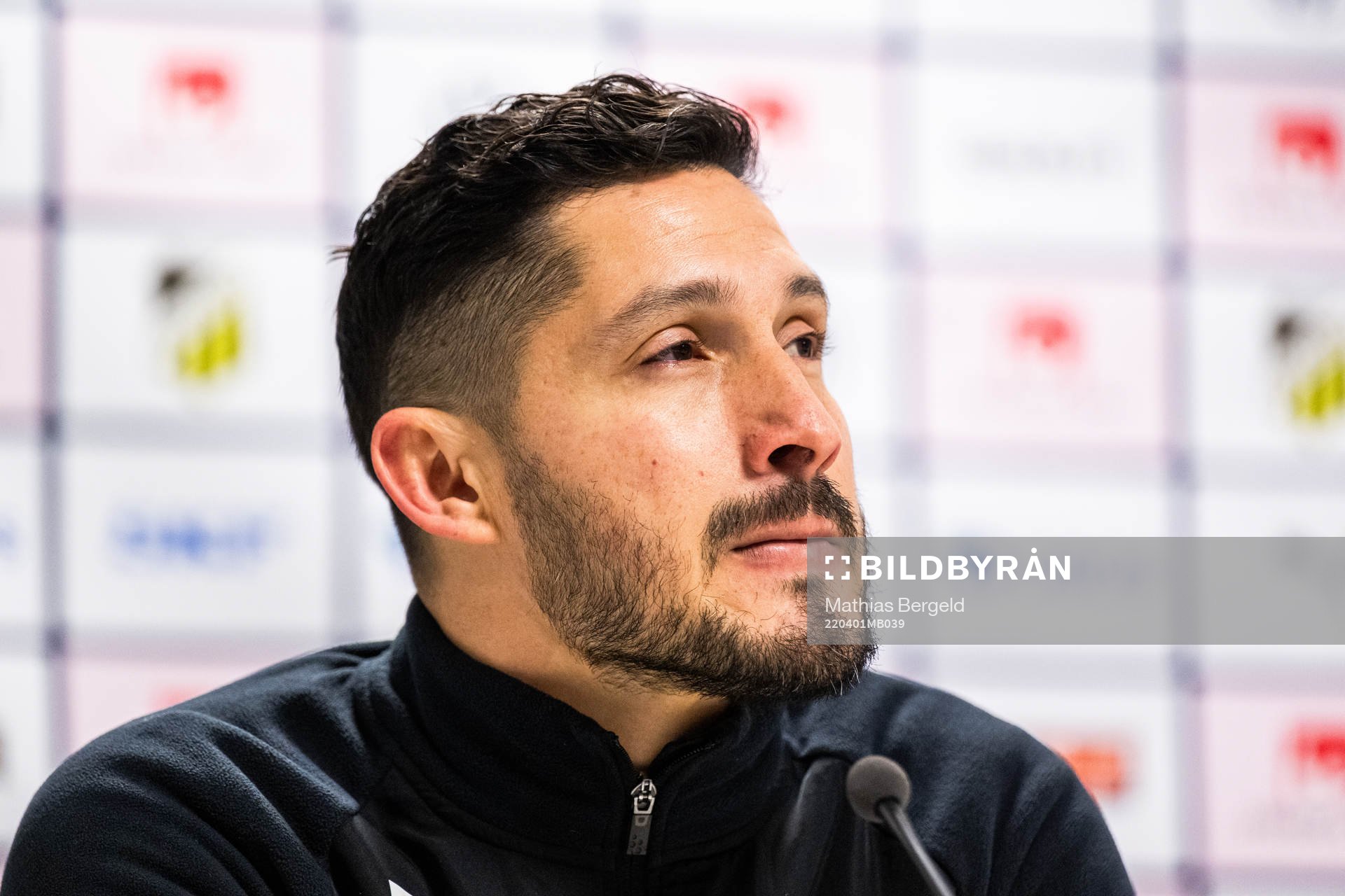 Hammarbys tränare Pablo Pinones-Arce på presskonferensen
