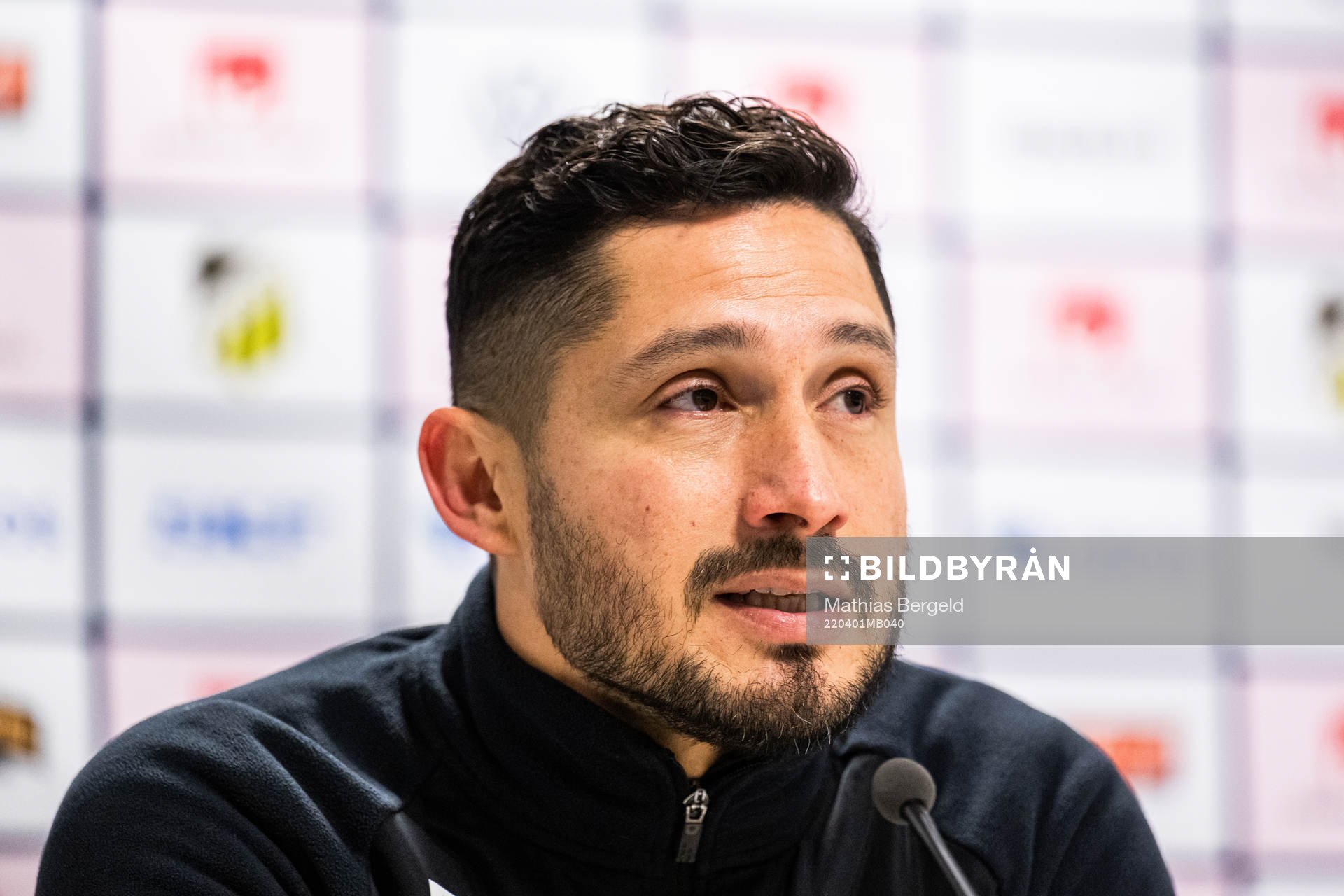 Hammarbys tränare Pablo Pinones-Arce på presskonferensen