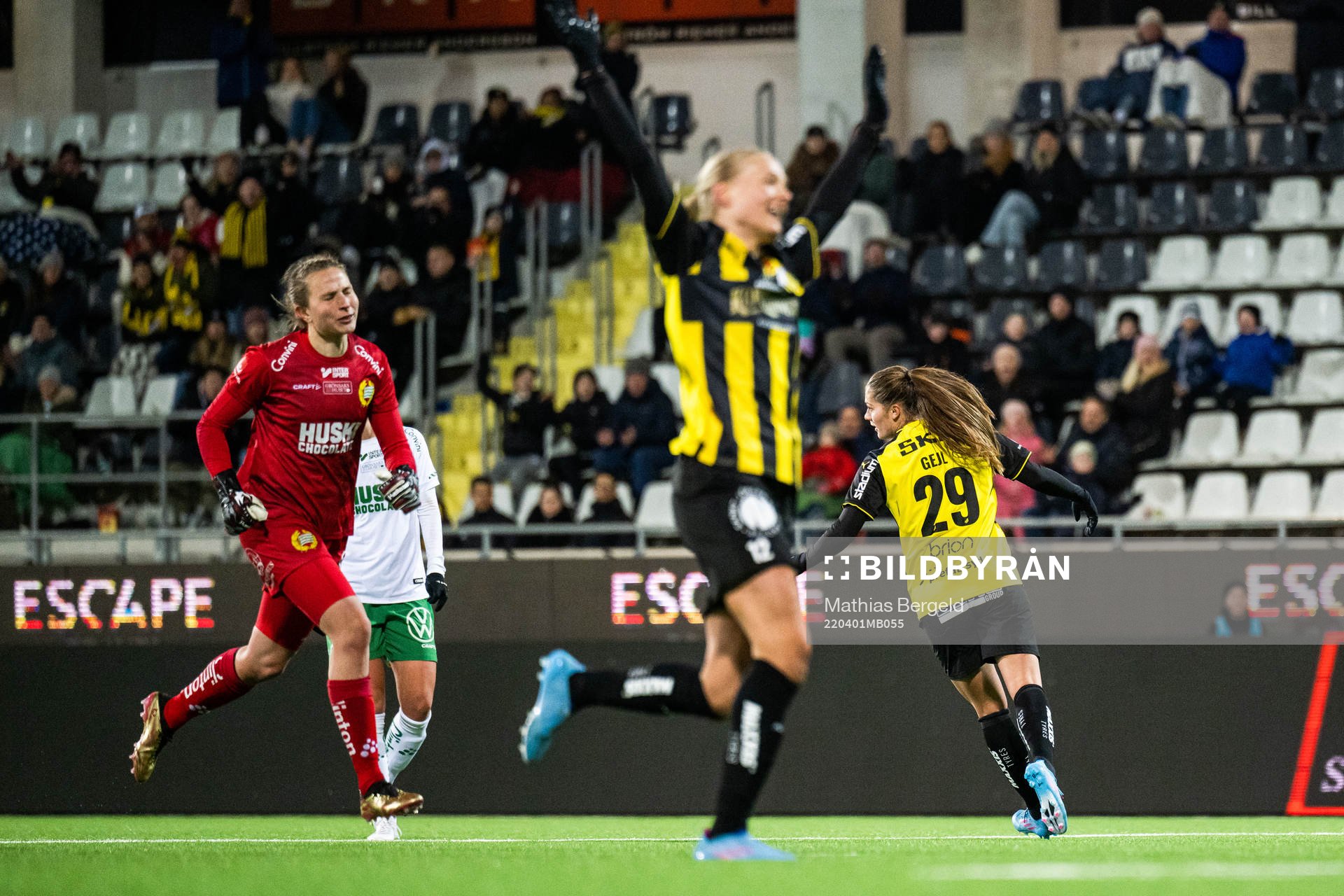 Häckens Mille Gejl Jensen jublar efter att hon gjort 4-0 under fotbollsmatchen i Damallsvenskan mellan Häcken och Hammarby den 1 april 2022 i Göteborg.