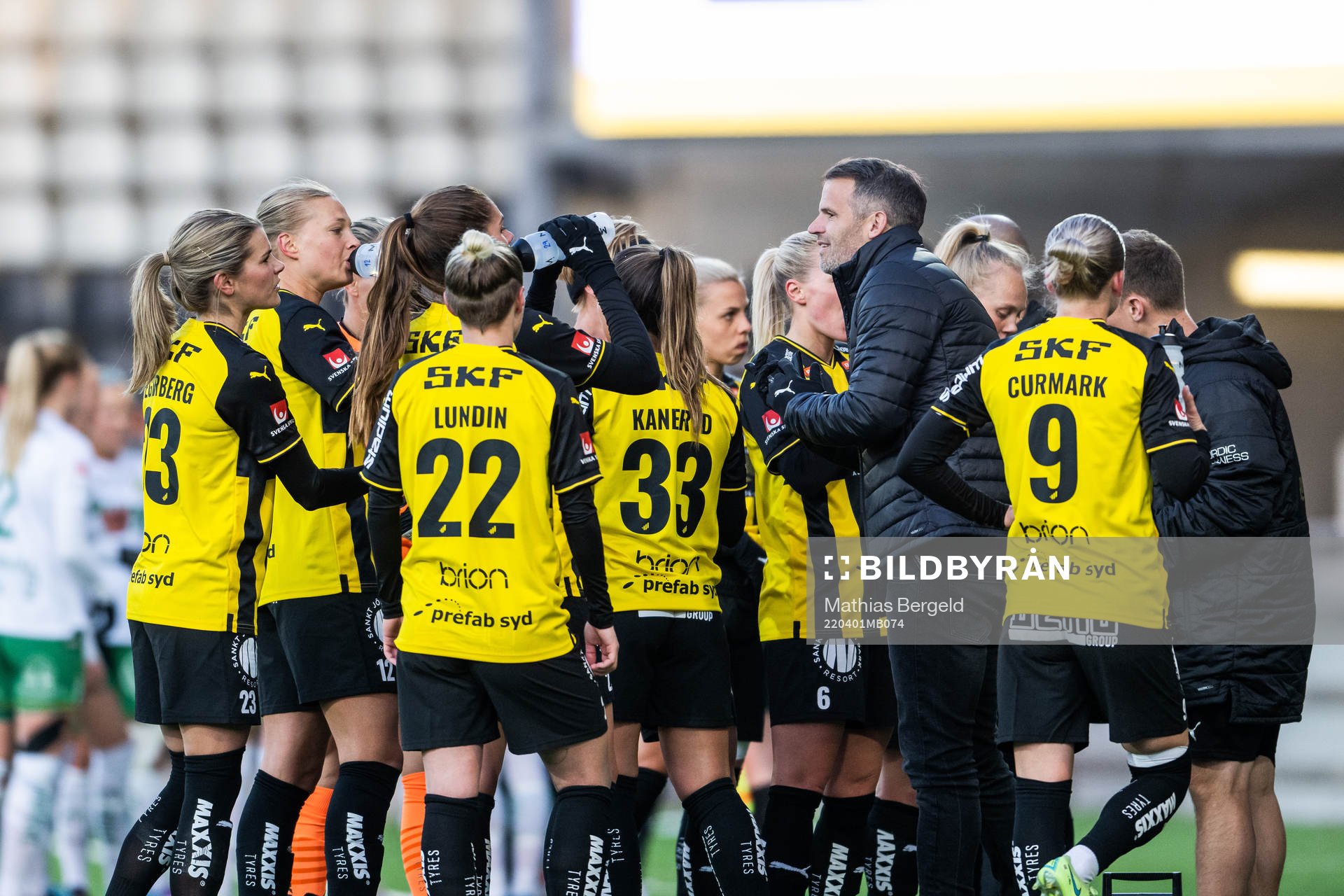 Häckens tränare Robert Vilahamn samlar spelarna vid ett