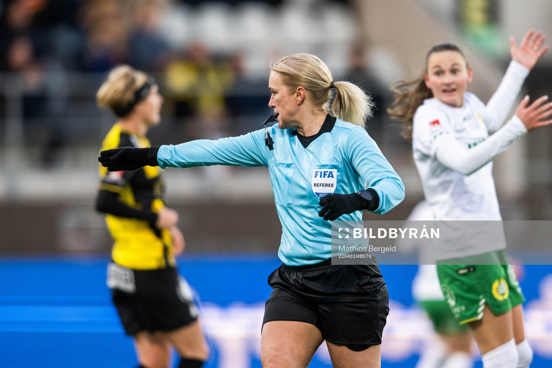 domare Sara Persson signalerar för straff