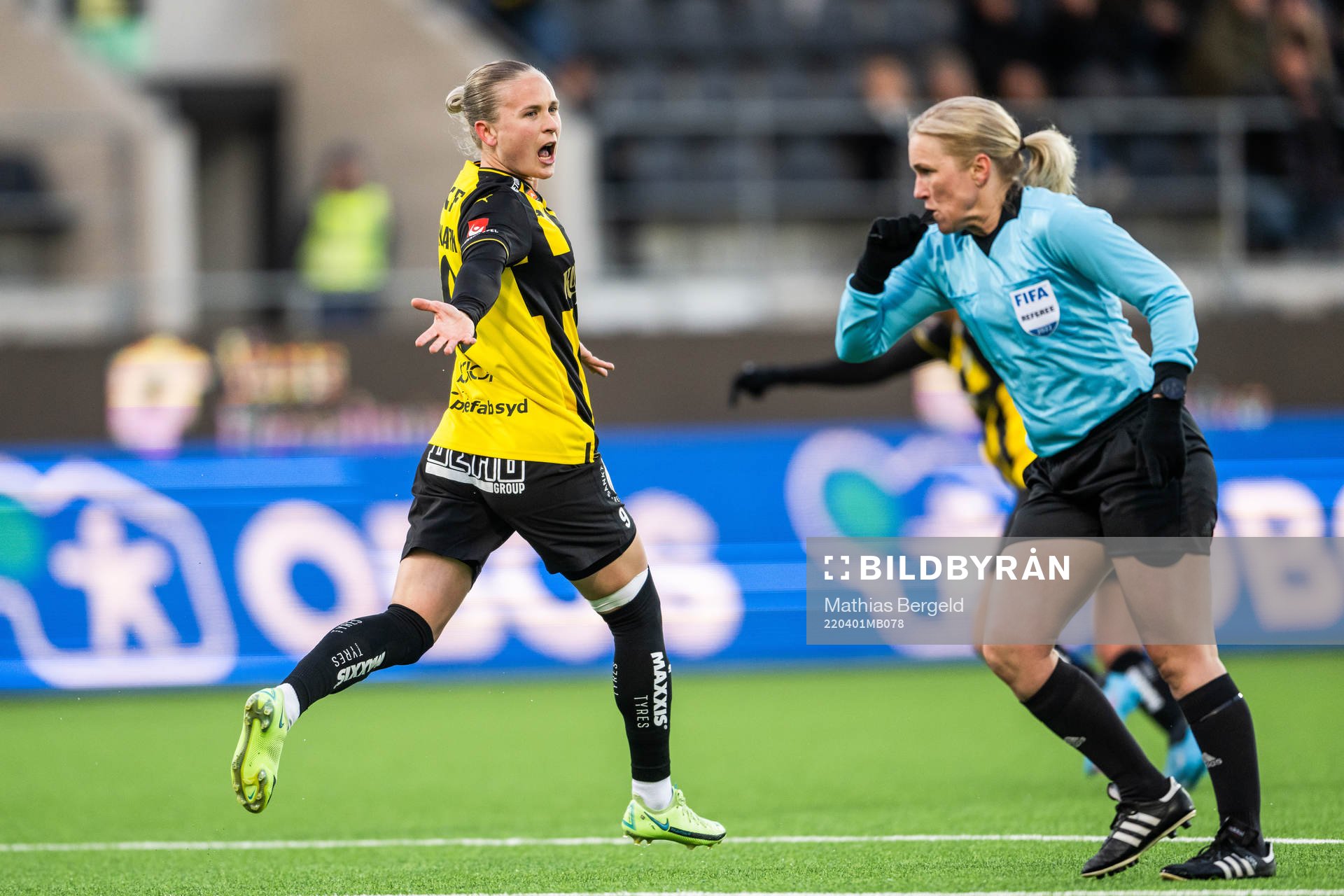 Häckens Filippa Curmark reagerar mot domare Sara Persson