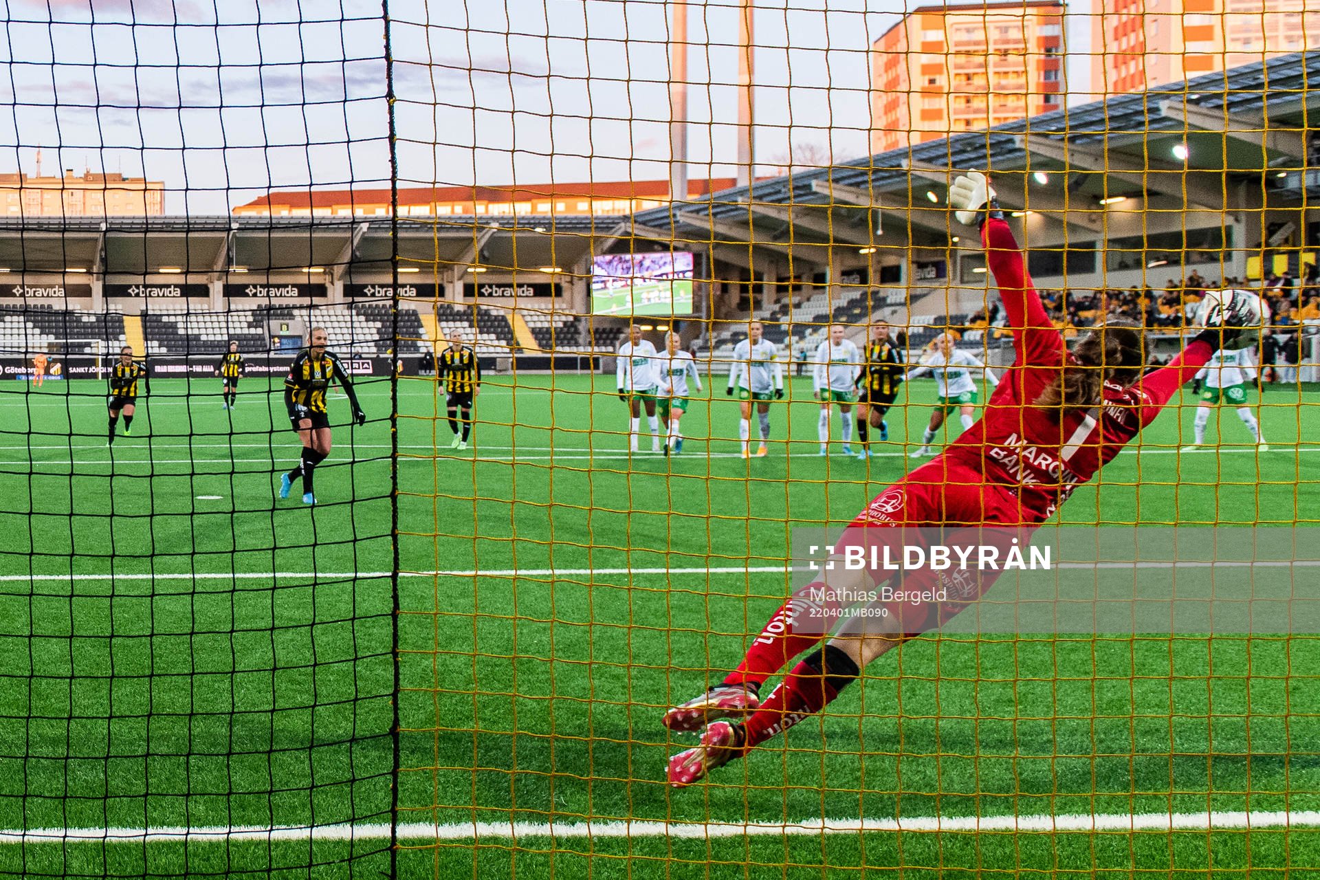 Häckens Stine Larsen gör 2-0 på straff bakom Hammarbys