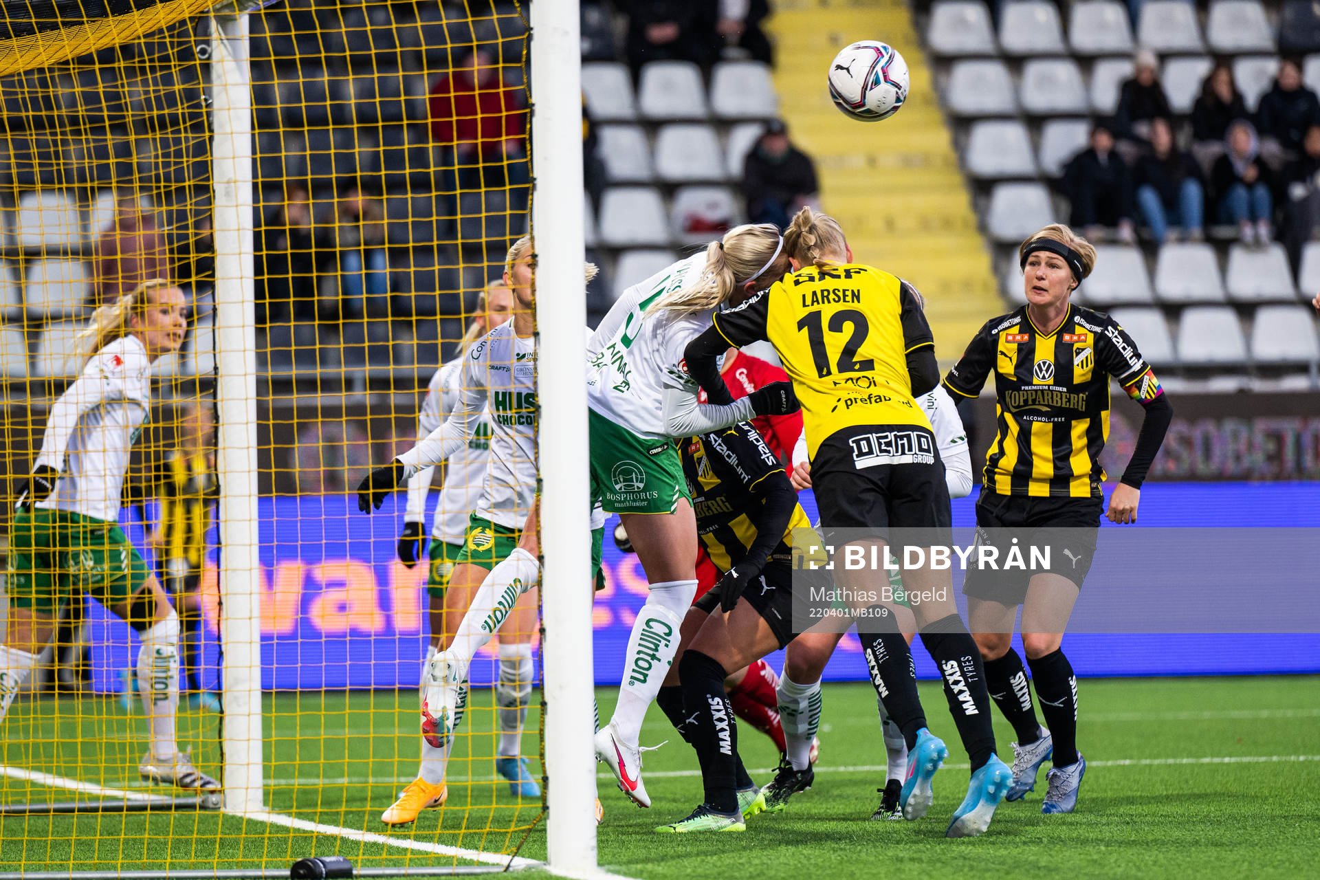 Hammarbys Elsa Karlsson och Häckens Stine Larsen nickar