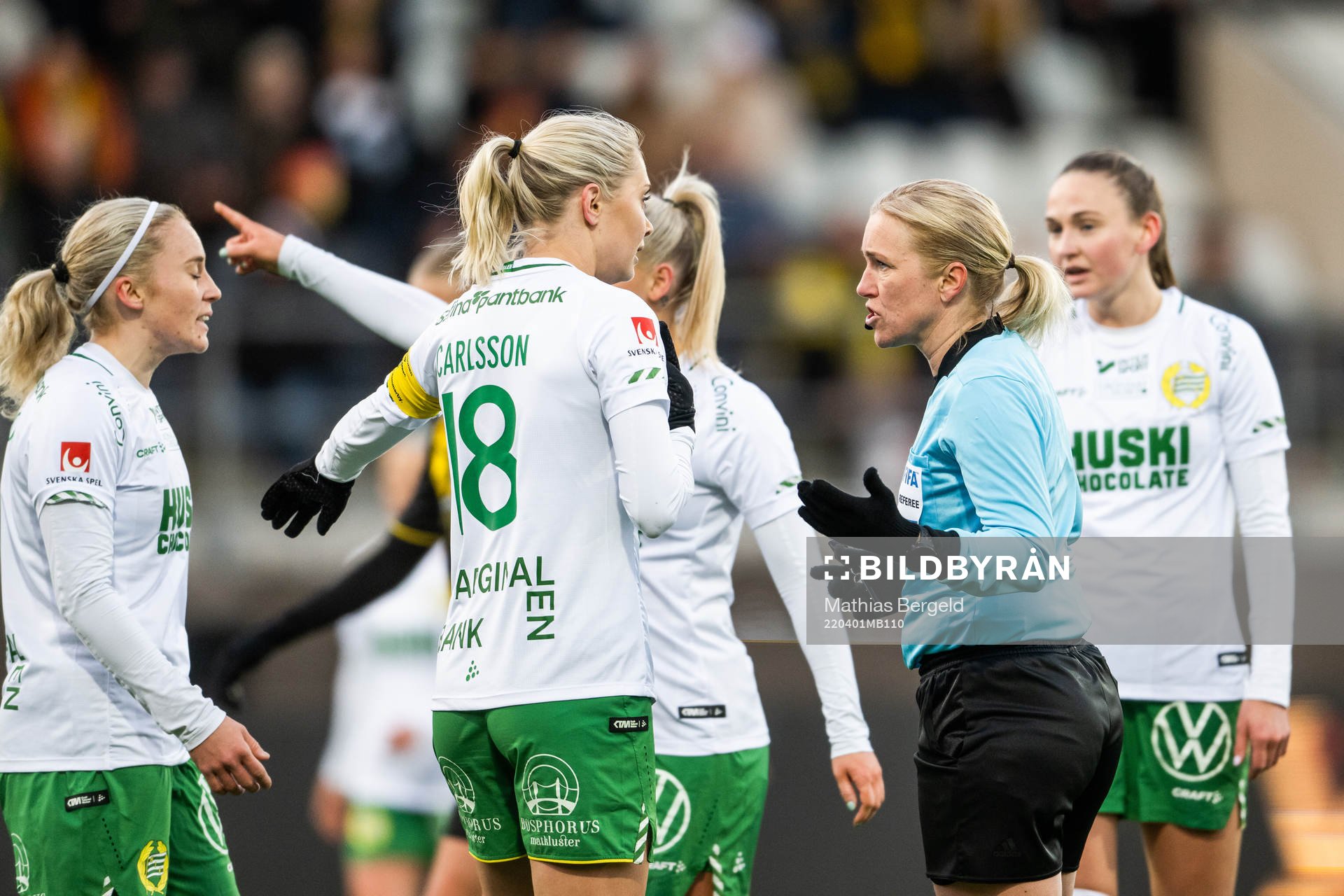 Hammarbys Alice Carlsson diskuterar med domare Sara Persson