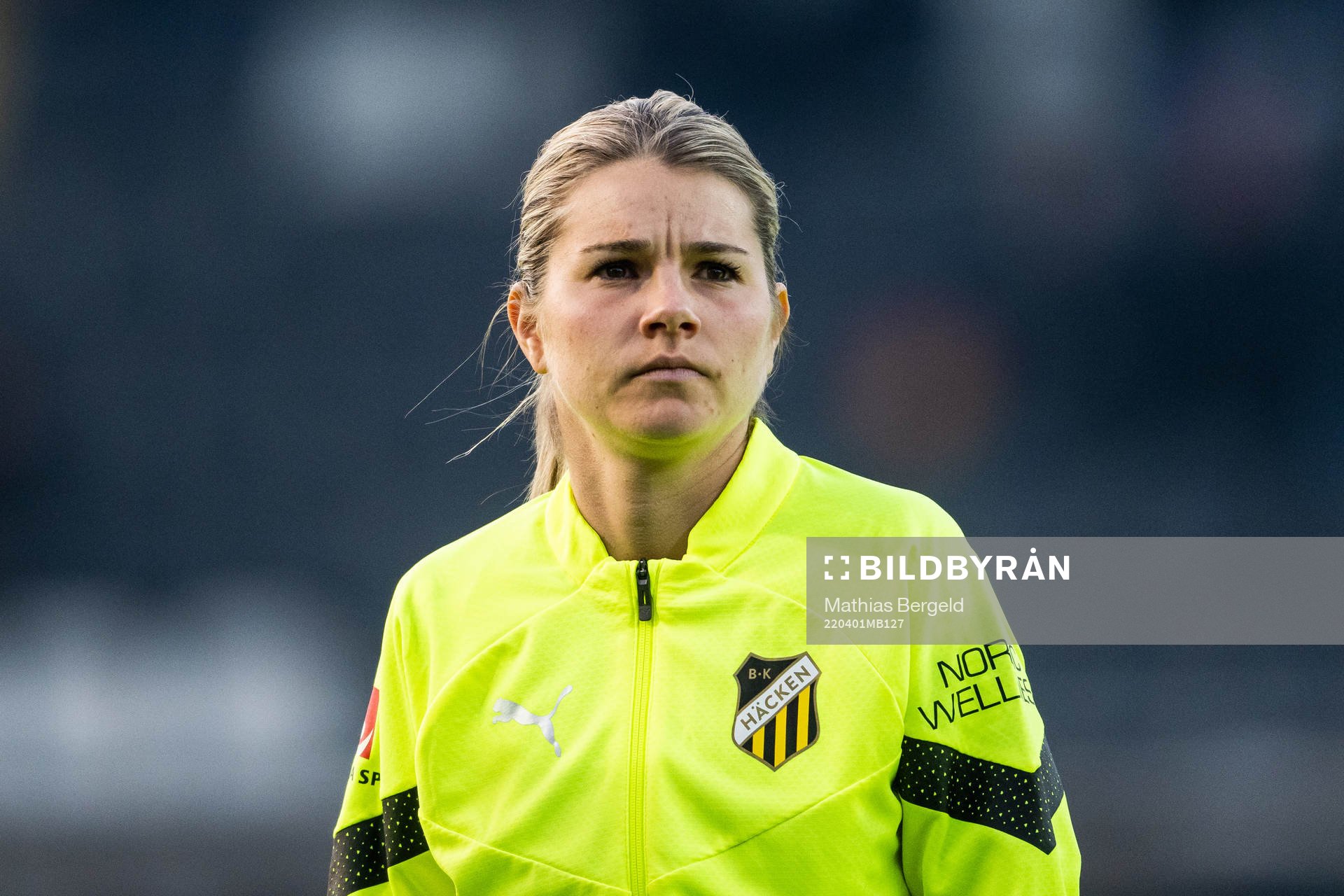 Häckens Andrine Stolsmo Hegerberg under line up inför fotbollsmatchen i Damallsvenskan mellan Häcken och Hammarby den 1 april 2022 i Göteborg.