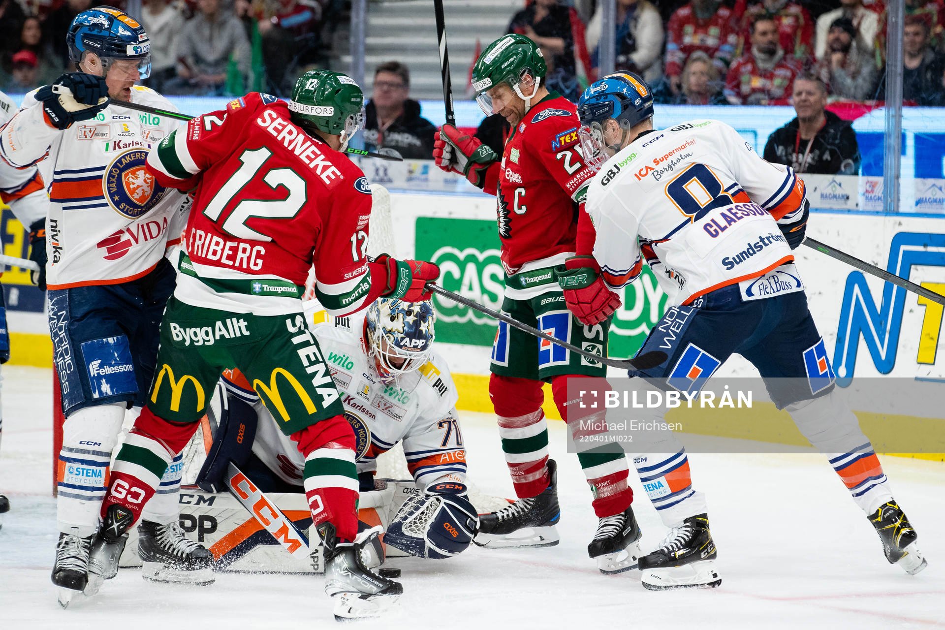 Växjös målvakt Adam Åhman blockerar pucken från
