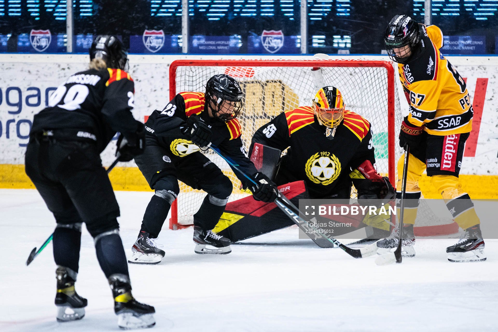 Brynäs Emma Forsgren och målvakt Ellen Jonsson mot