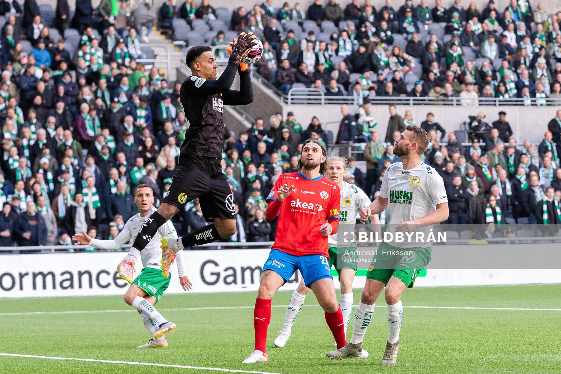 Hammarbys målvakt Oliver Dovin med en räddning framför
