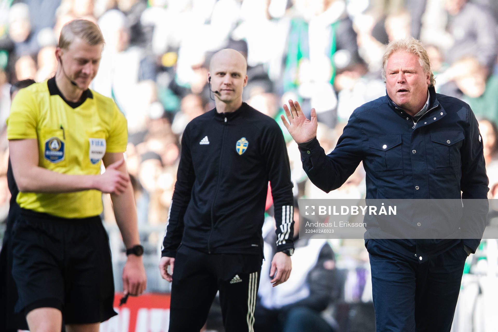 Domare Adam Ladebäck, fjärdedomare Pontus Olofsson och