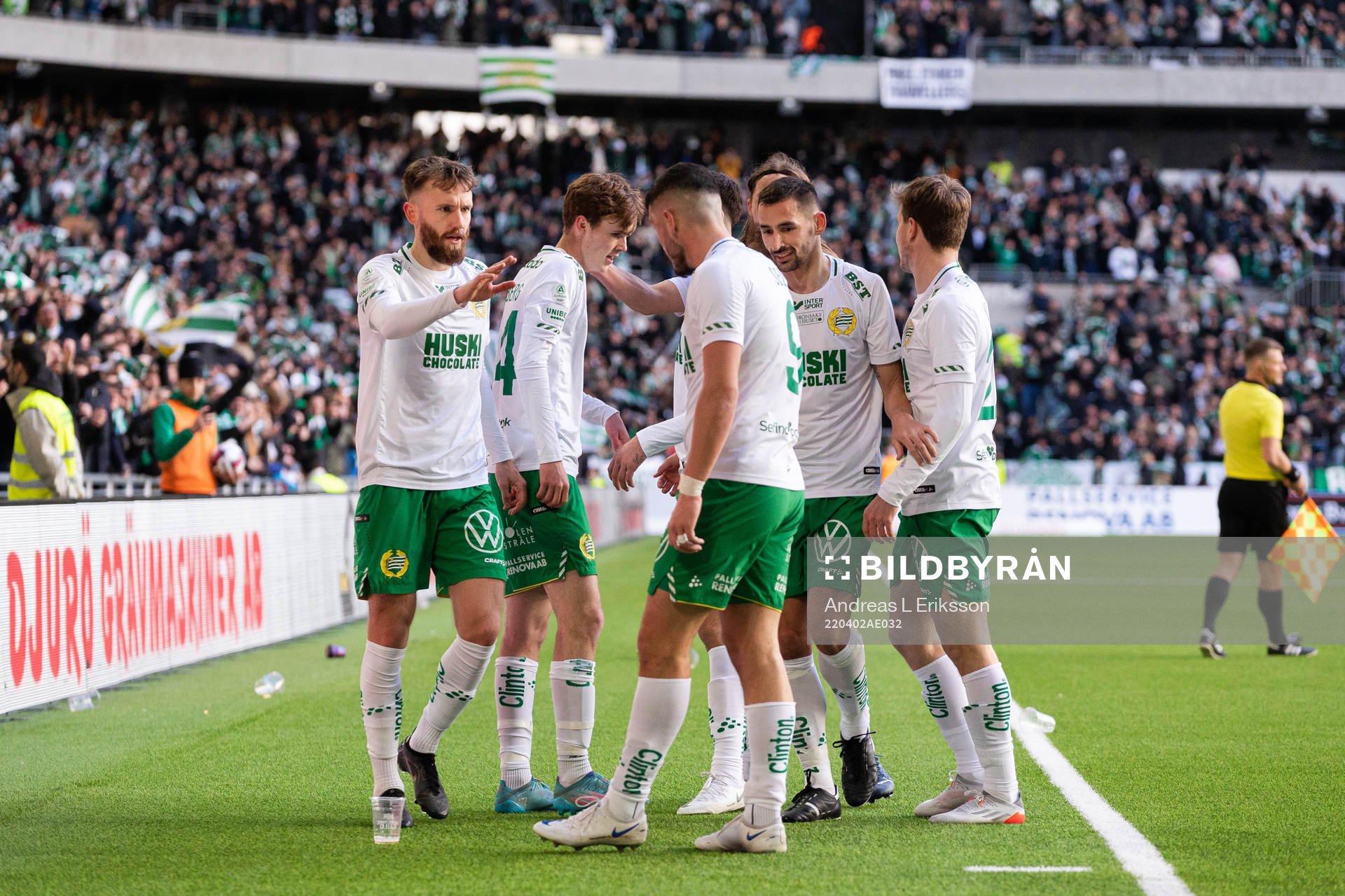 Hammarbys spelare jublar med Williot Swedberg