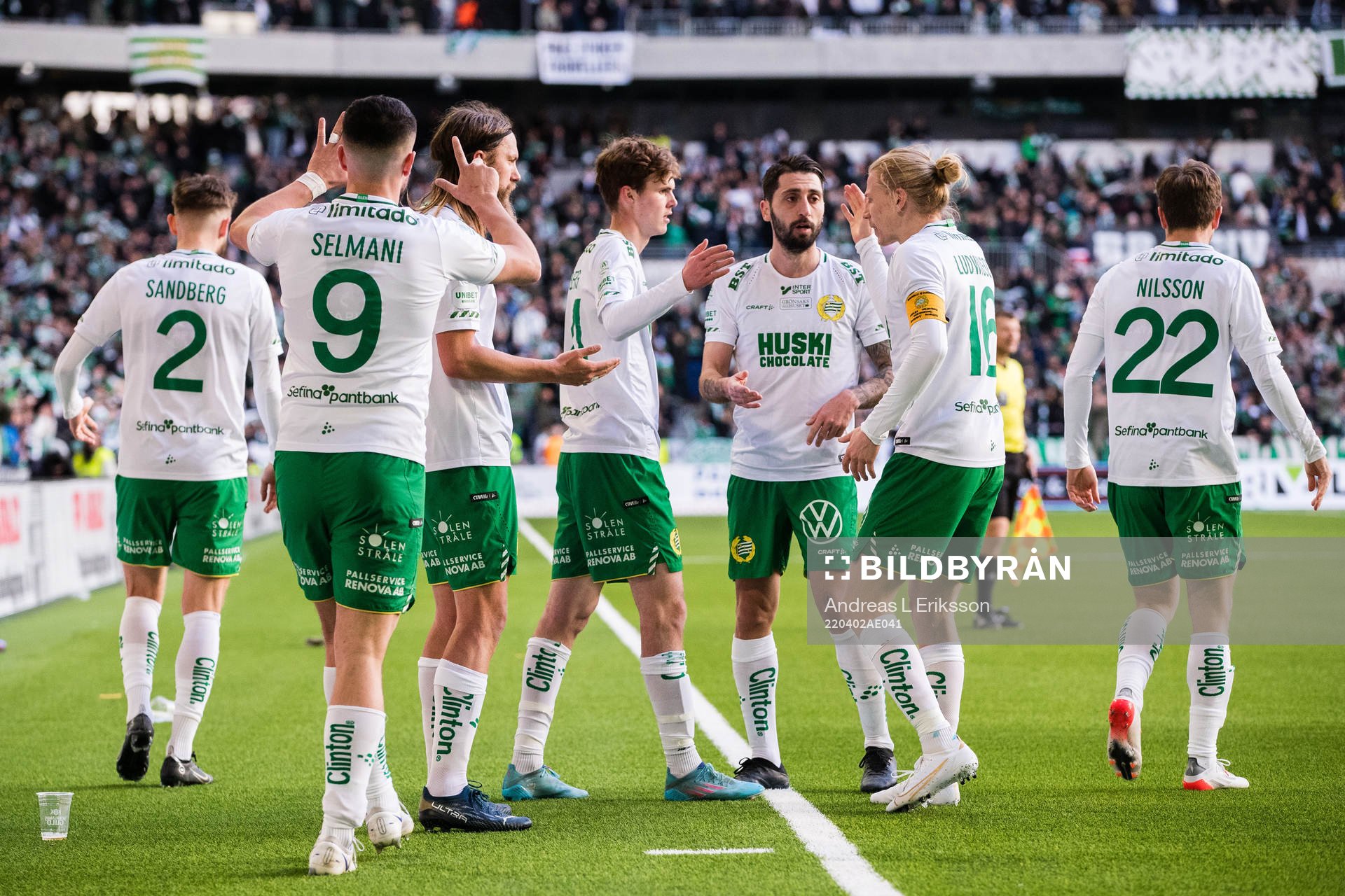 Hammarbys Williot Swedberg jublar tillsammans med sina lagkamrater efter att ha gjort 2-0 för Hammarby under fotbollsmatchen i Allsvenskan mellan Hammarby och Helsingborg den 2 april 2022 i Stockholm.