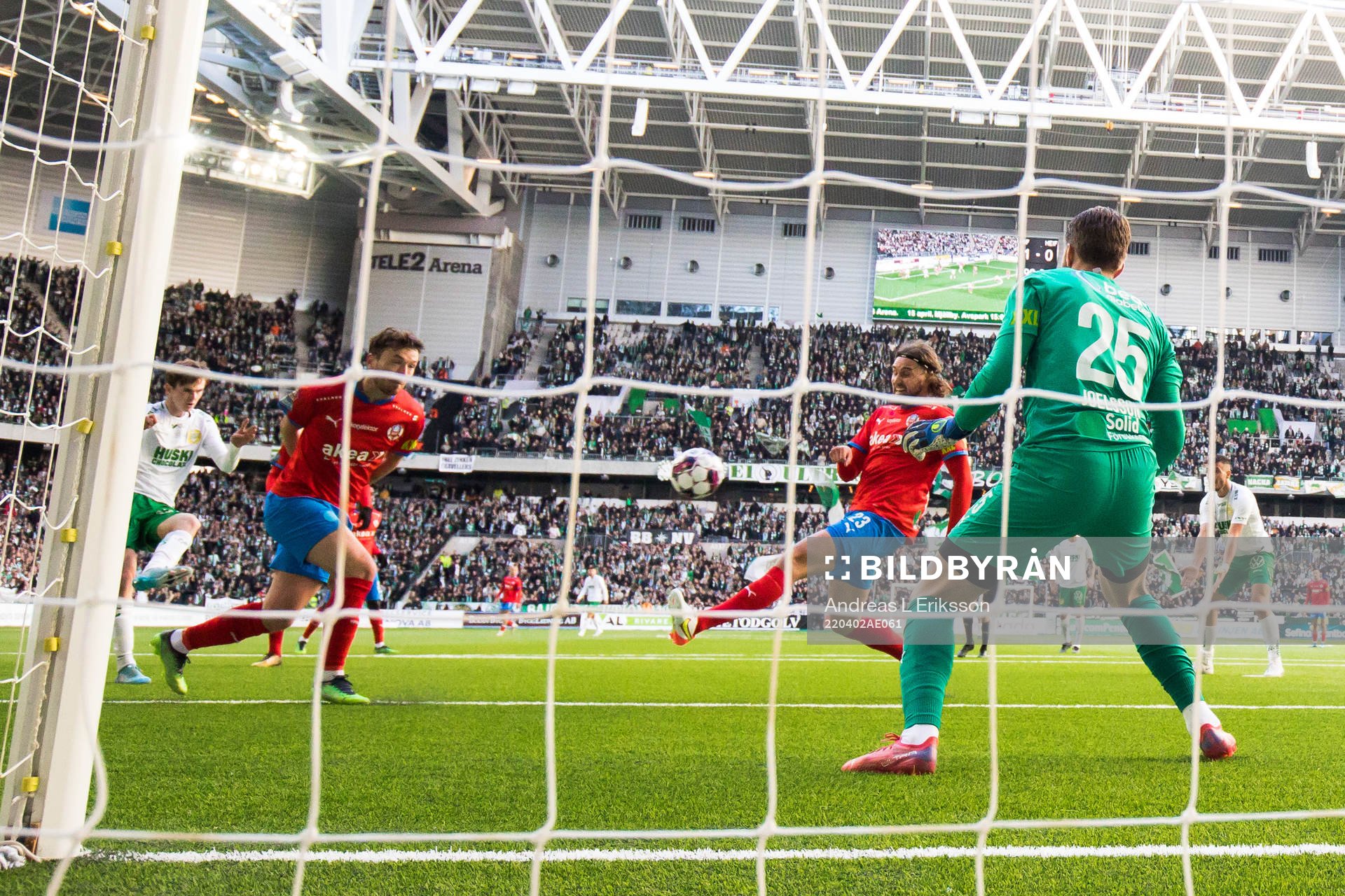 Hammarbys Williot Swedberg skjuter 2-0 för Hammarbys bakom