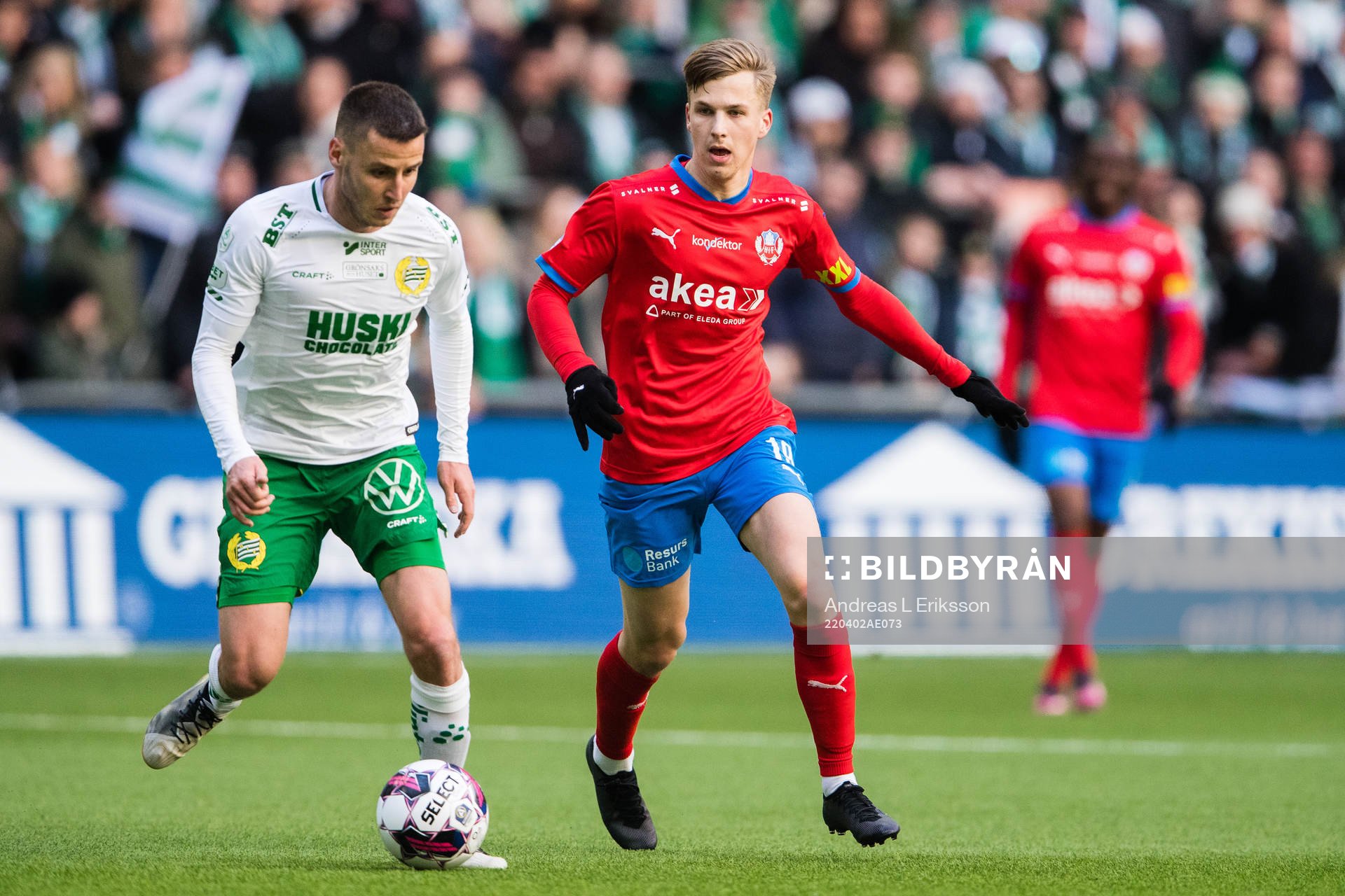 Hammarbys Jeppe Andrup Andersen och Helsingborgs Lucas Lingman under fotbollsmatchen i Allsvenskan mellan Hammarby och Helsingborg den 2 april 2022 i Stockholm.