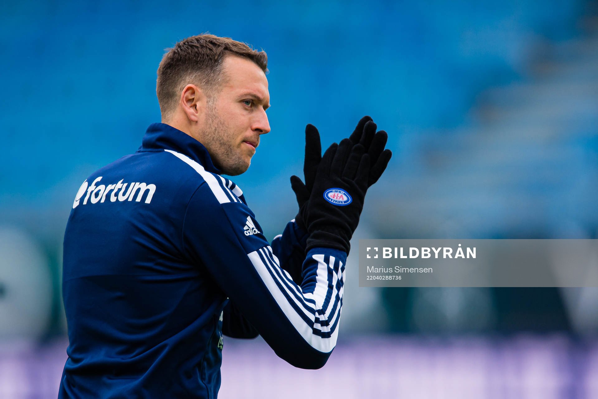 Jonatan Tollås Nation of Vålerenga warms up