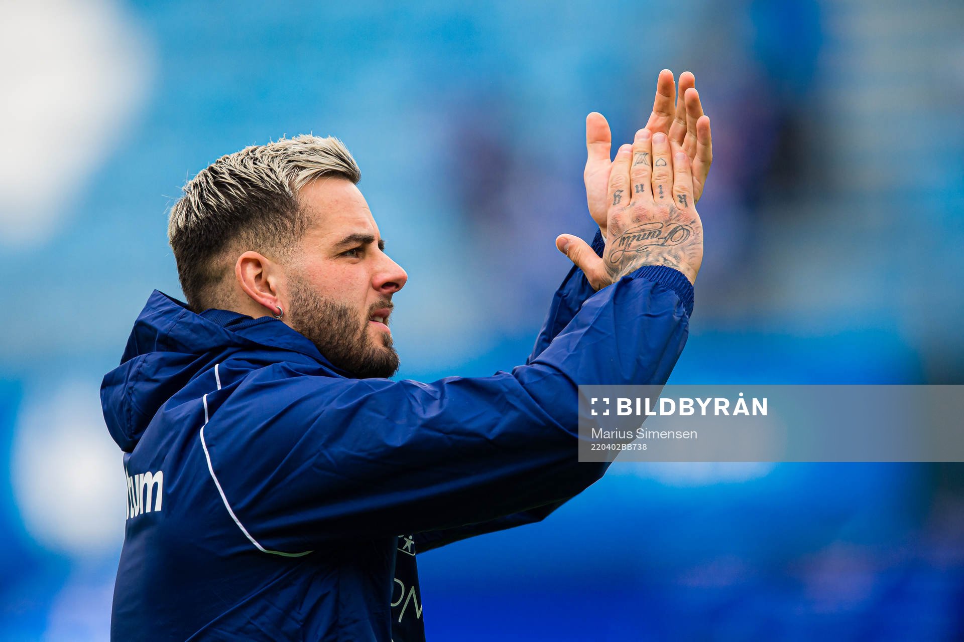 Aron Leonard Dønnum of Vålerenga warms up