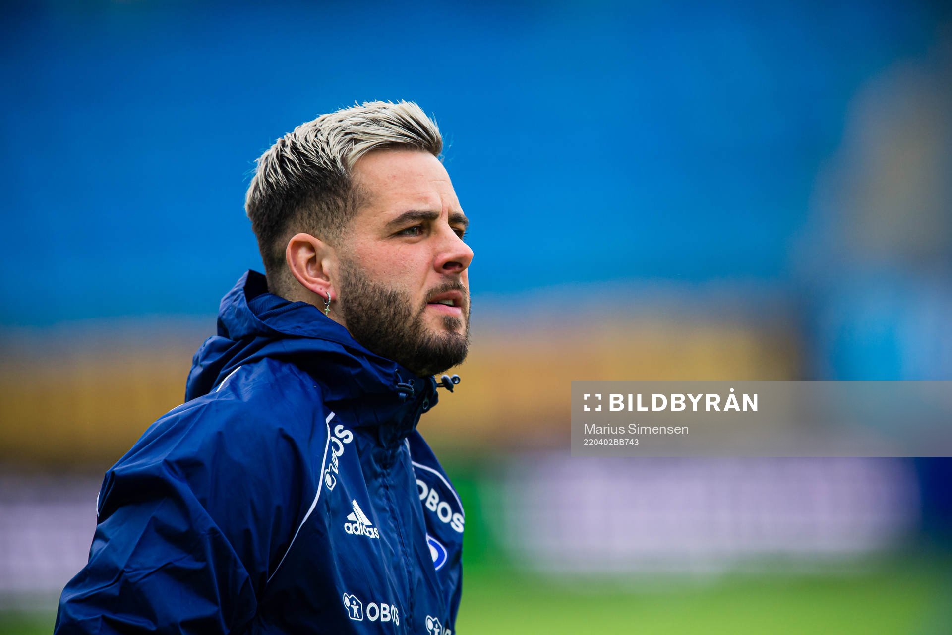 Aron Leonard Dønnum of Vålerenga warms up