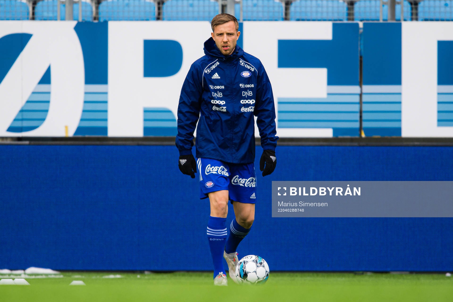 Ivan Tarek Fjellstad Näsberg of Vålerenga warms up