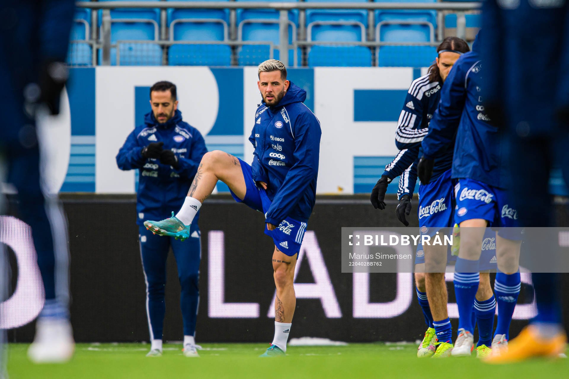 Aron Leonard Dønnum of Vålerenga warms up