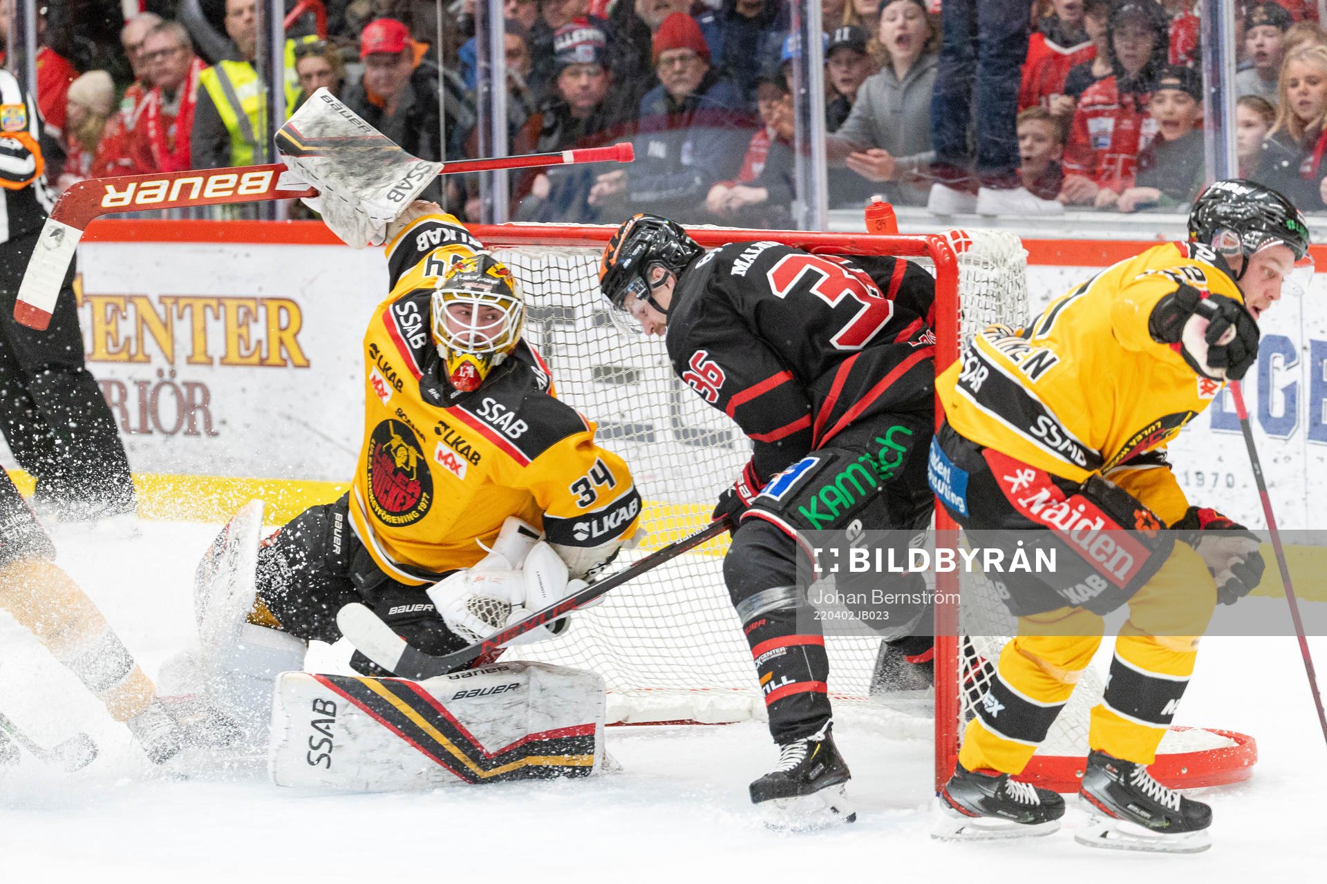 Örebros Emil Larsson och Luleås målvakt Joel Lassinantti