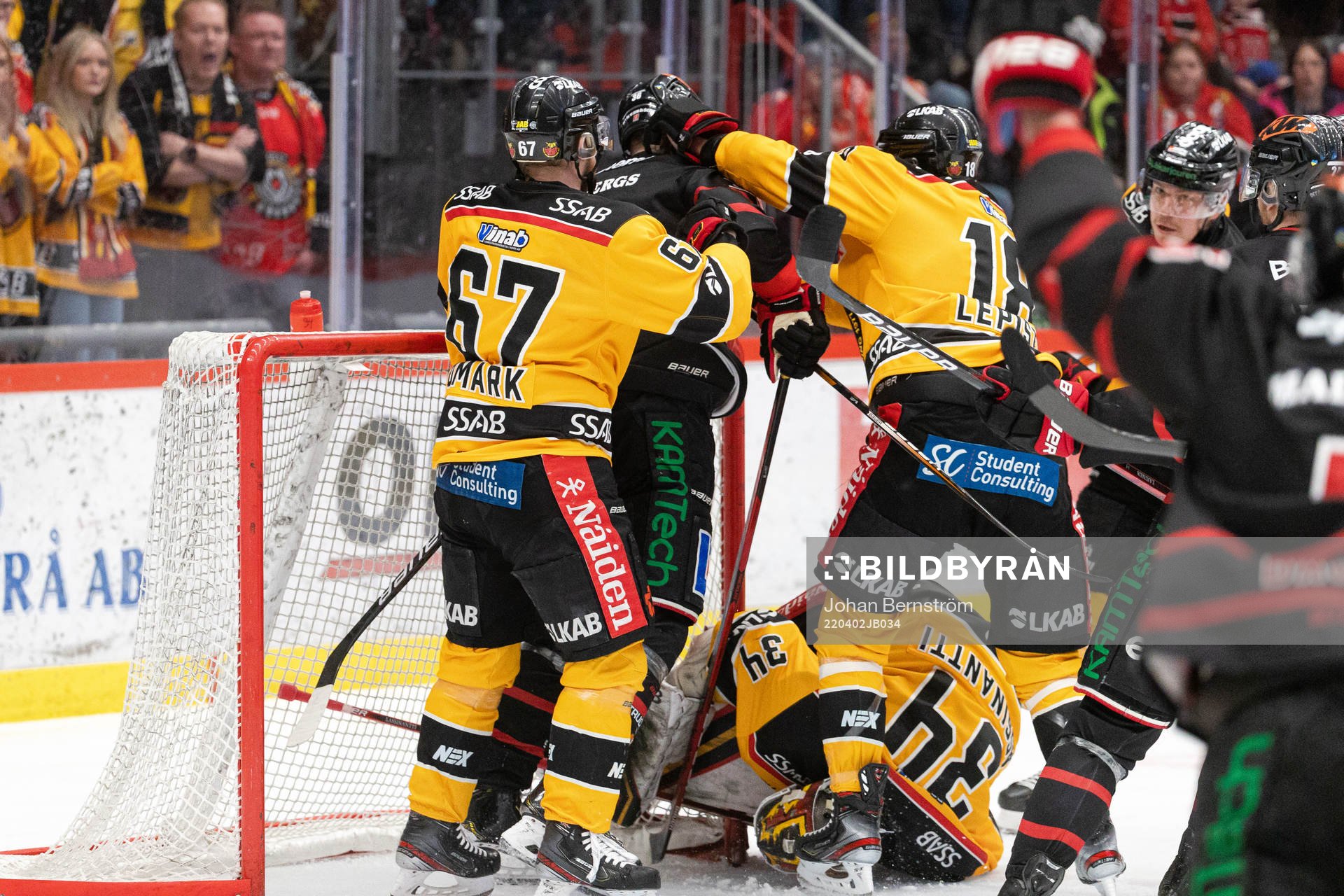 Örebros Emil Larsson i bråk med Luleås Linus Omark och