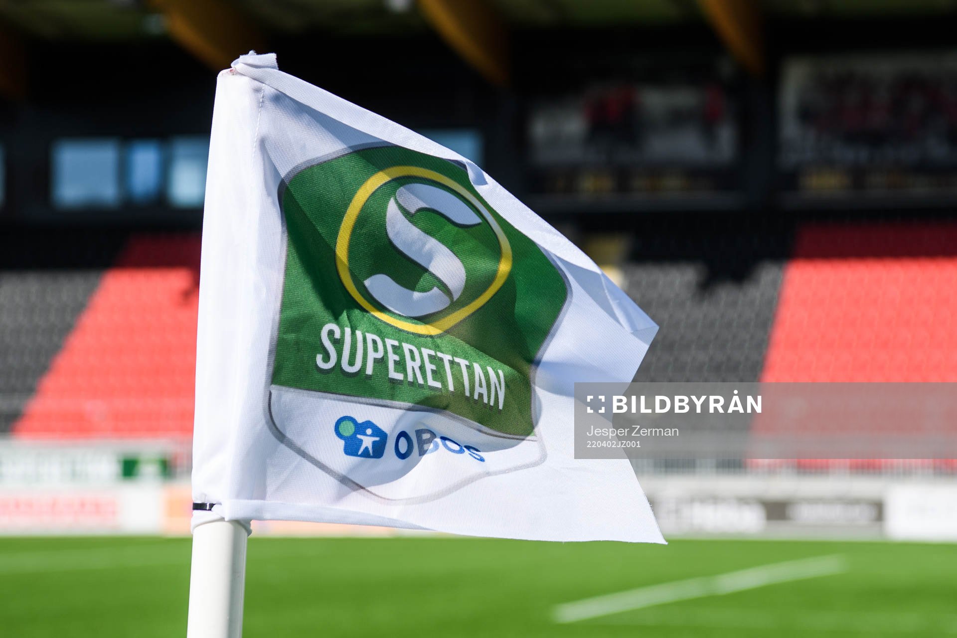 En hörnflagga med Superettans logotyp på inför fotbollsmatchen i Superettan mellan Brommapojkarna och Västerås SK den 2 april 2022 i Stockholm.