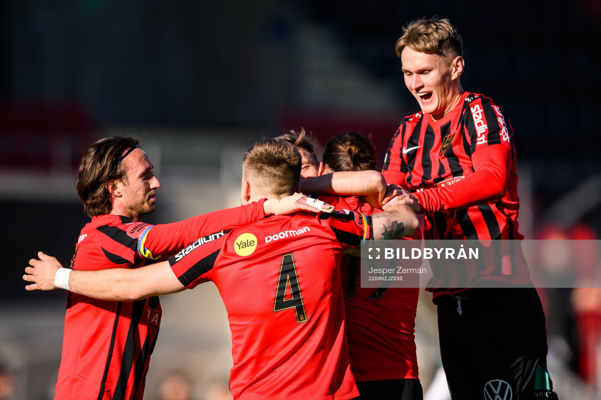 Brommapojkarnas Nikola Vasic jublar med lagkamrater