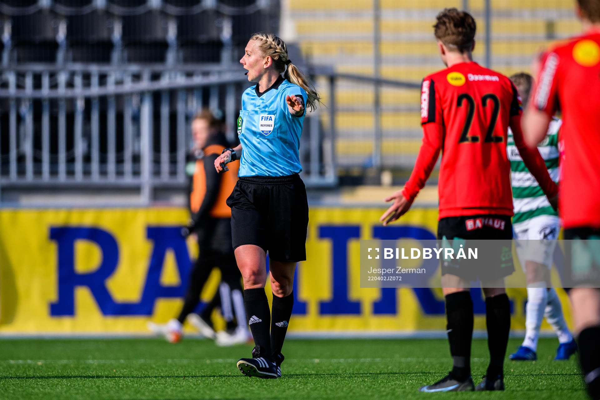 domare Tess Olofsson signalerar för straffspark
