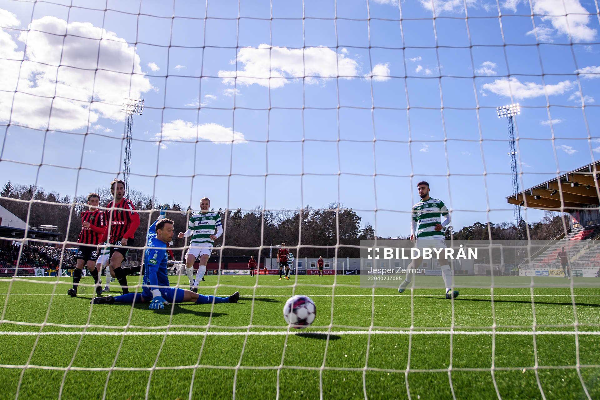 Brommapojkarnas Philip Hellqvist gör 1-0 bakom Västerås