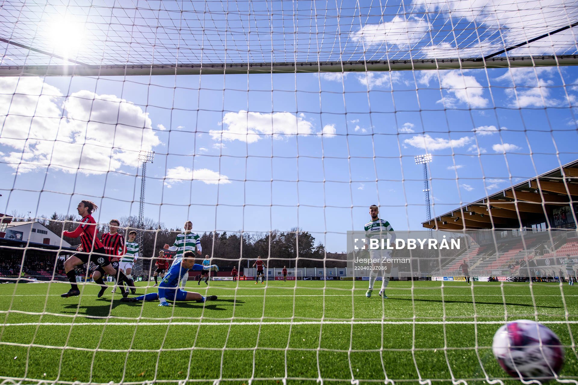 Brommapojkarnas Philip Hellqvist gör 1-0 bakom Västerås