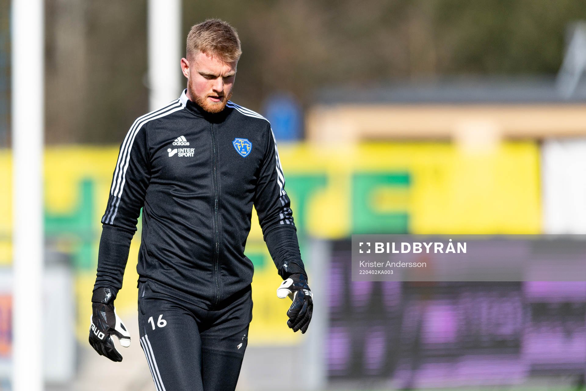 Falkenbergs målvakt Tim Erlandsson före fotbollsmatchen i