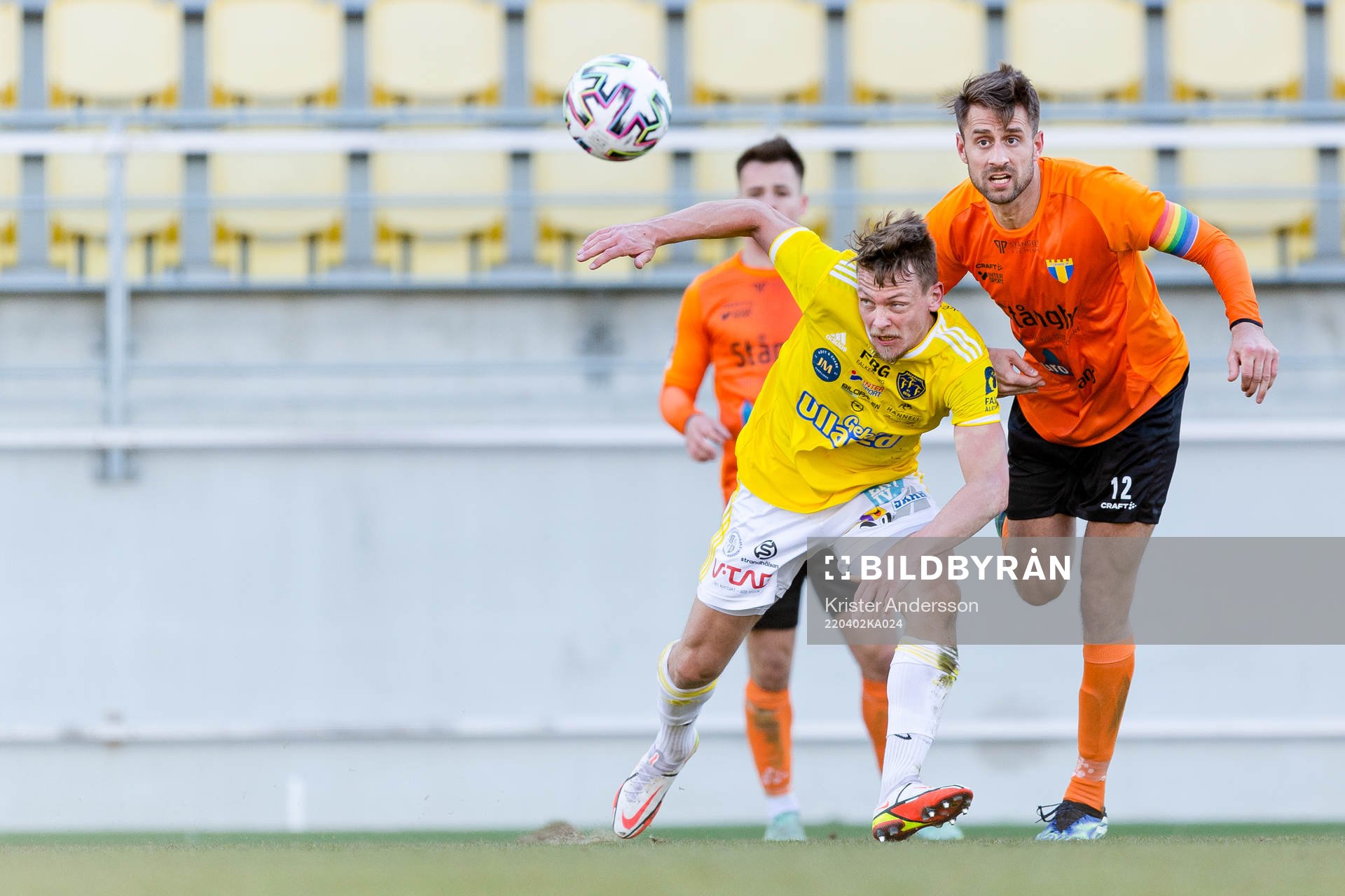 Falkenbergs Robin Hofsö och Torns Niklas Nilsson under fotbollsmatchen i Ettan södra mellan Falkenberg och Torn den 2 april 2022 i Falkenberg.