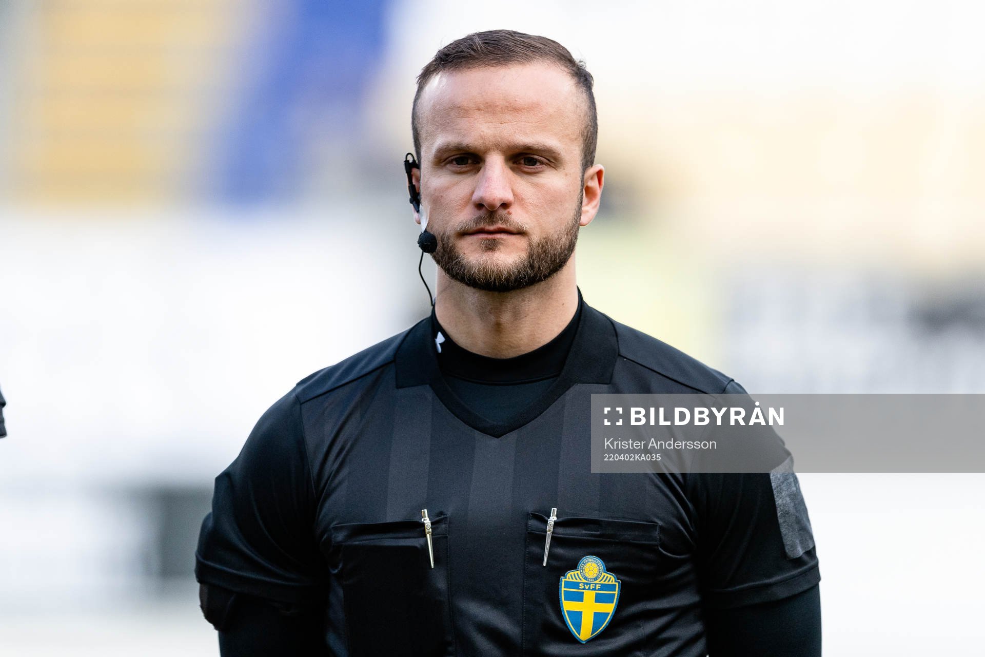Domare Rinon Hasani före fotbollsmatchen i Ettan södra