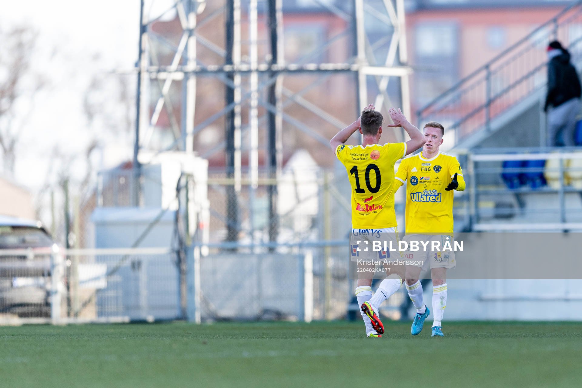 Falkenbergs Robin Hofsö och Lucas Sibelius jublar