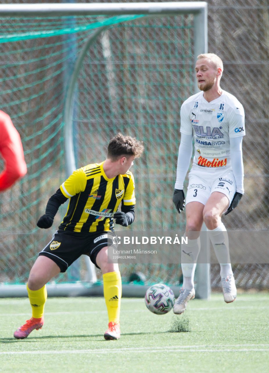 IFK Hässleholms Max Nilsson och Bergas Oscar Dahlström precis före 1-0 i matchen i div. 2 Södra Götaland mellan IFK Hässleholm och IFK Berga i Hässleholm 2 april 2022.