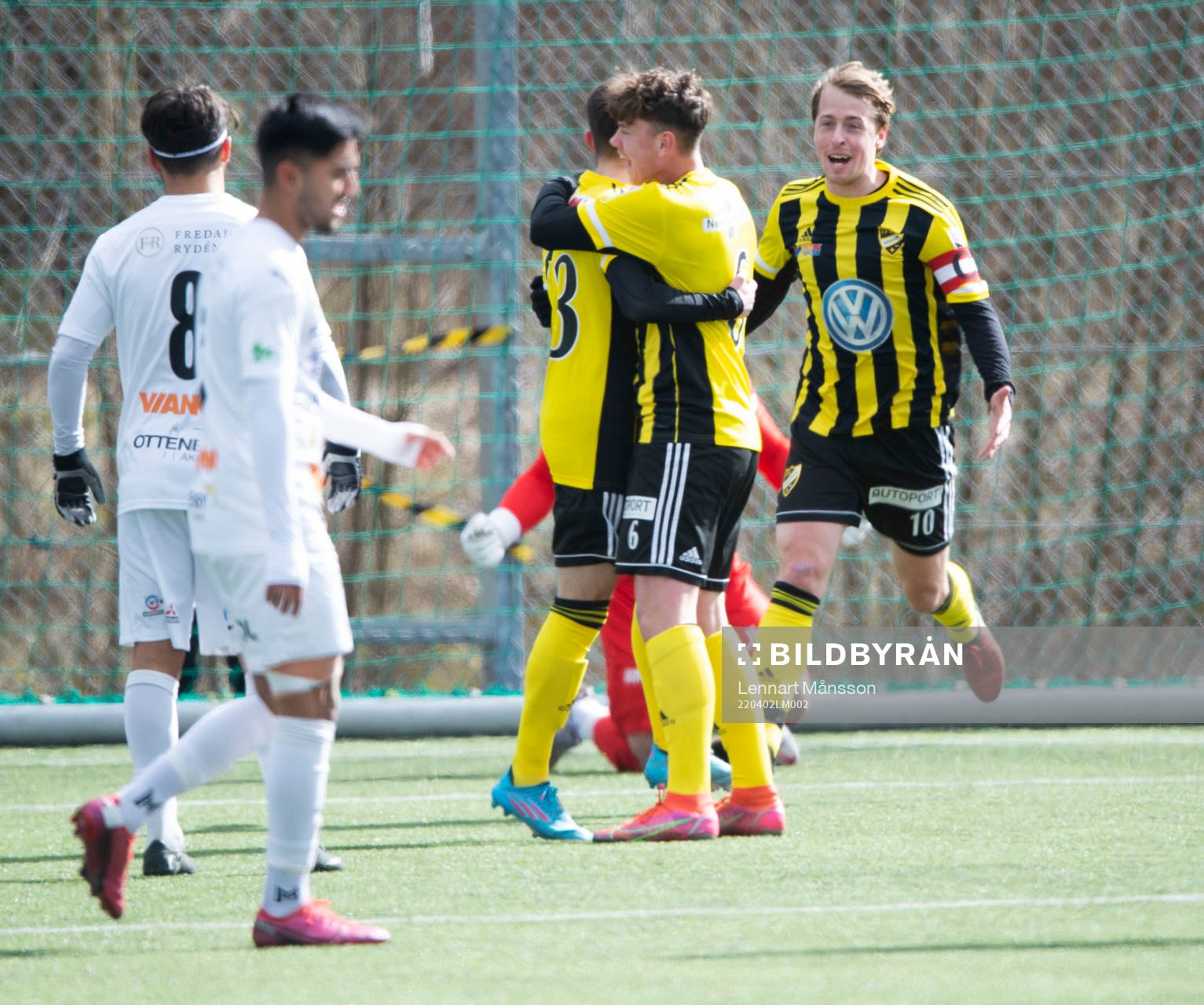IFK Hässleholms Armin Culum har gjort 1-0 och grattas av Max Nilsson och Robin Strömberg i matchen i div. 2 Södra Götaland mellan IFK Hässleholm och IFK Berga i Hässleholm 2 april 2022.