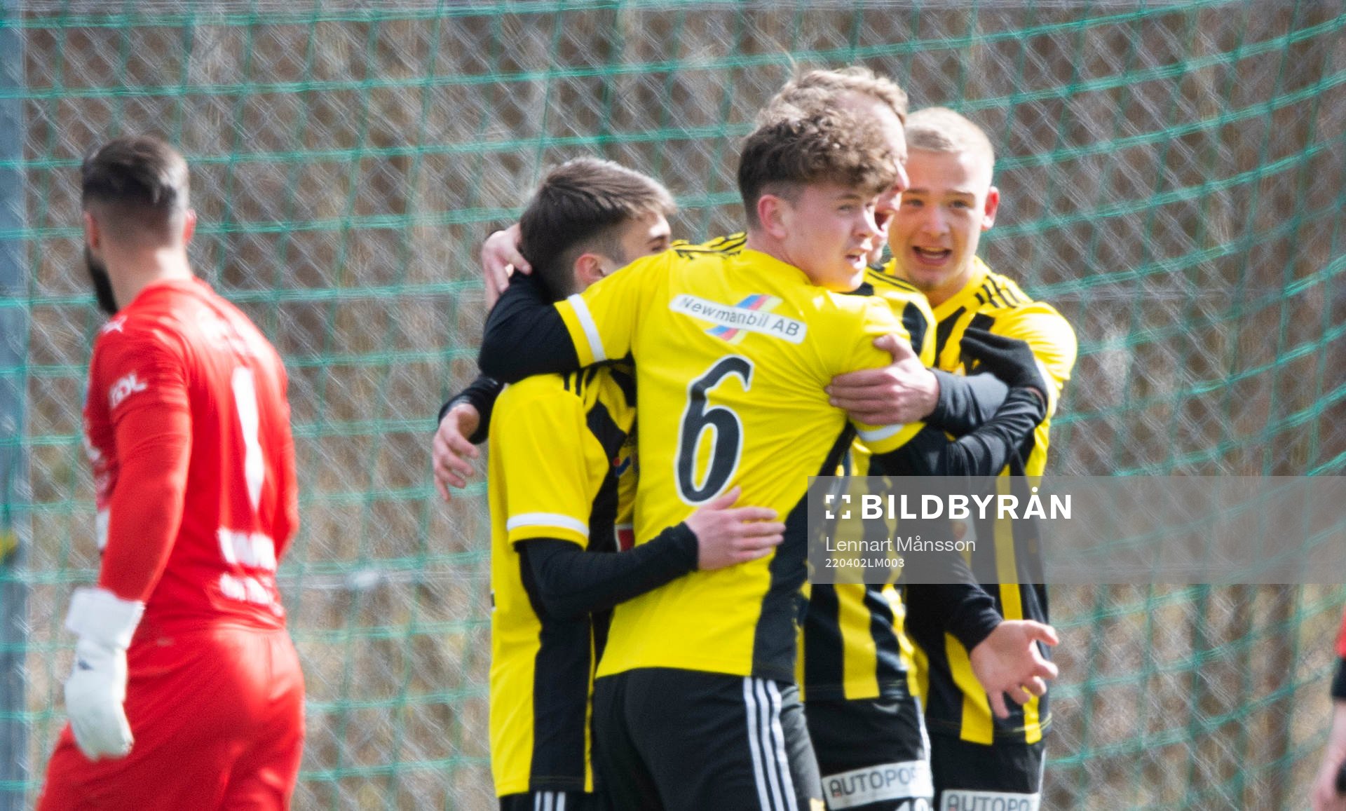 IFK Hässleholms Armin Culum har gjort 1-0 och grattas av