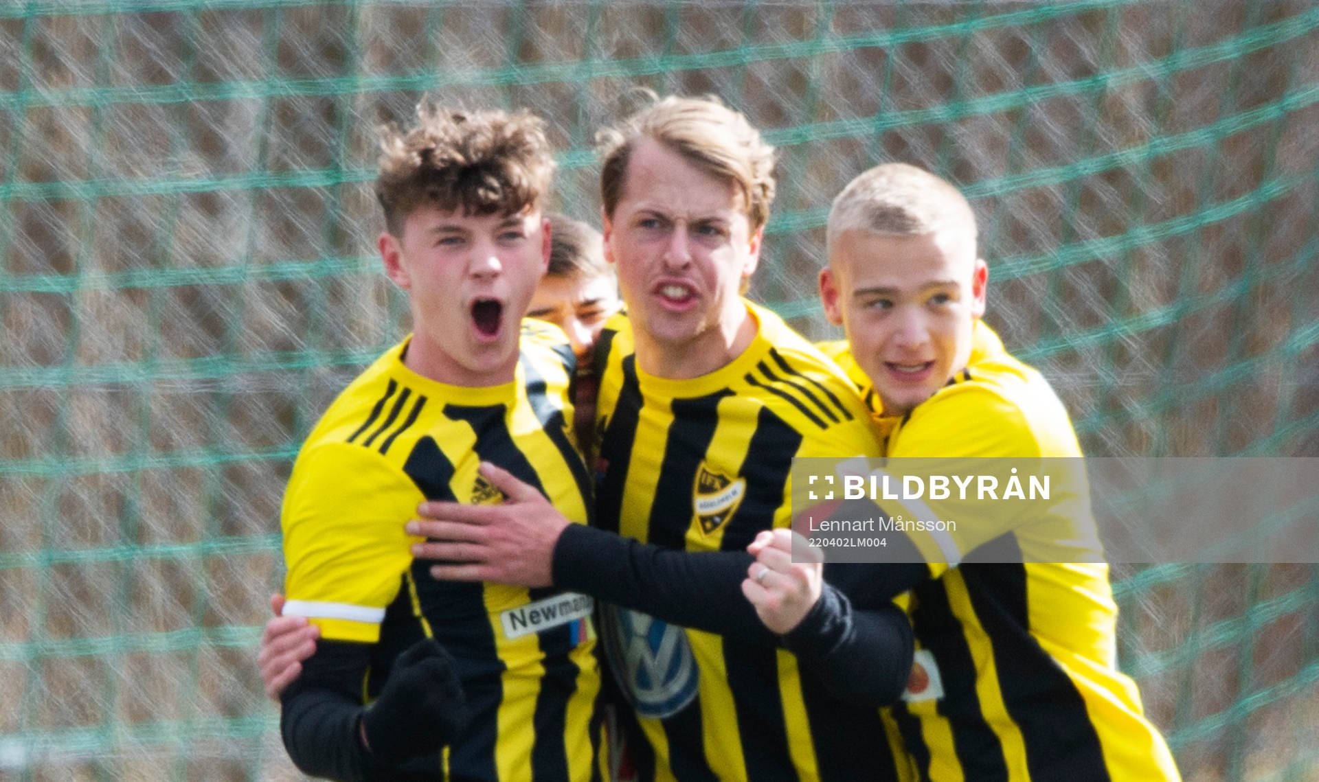 IFK Hässleholms Armin Culum har gjort 1-0 och grattas av