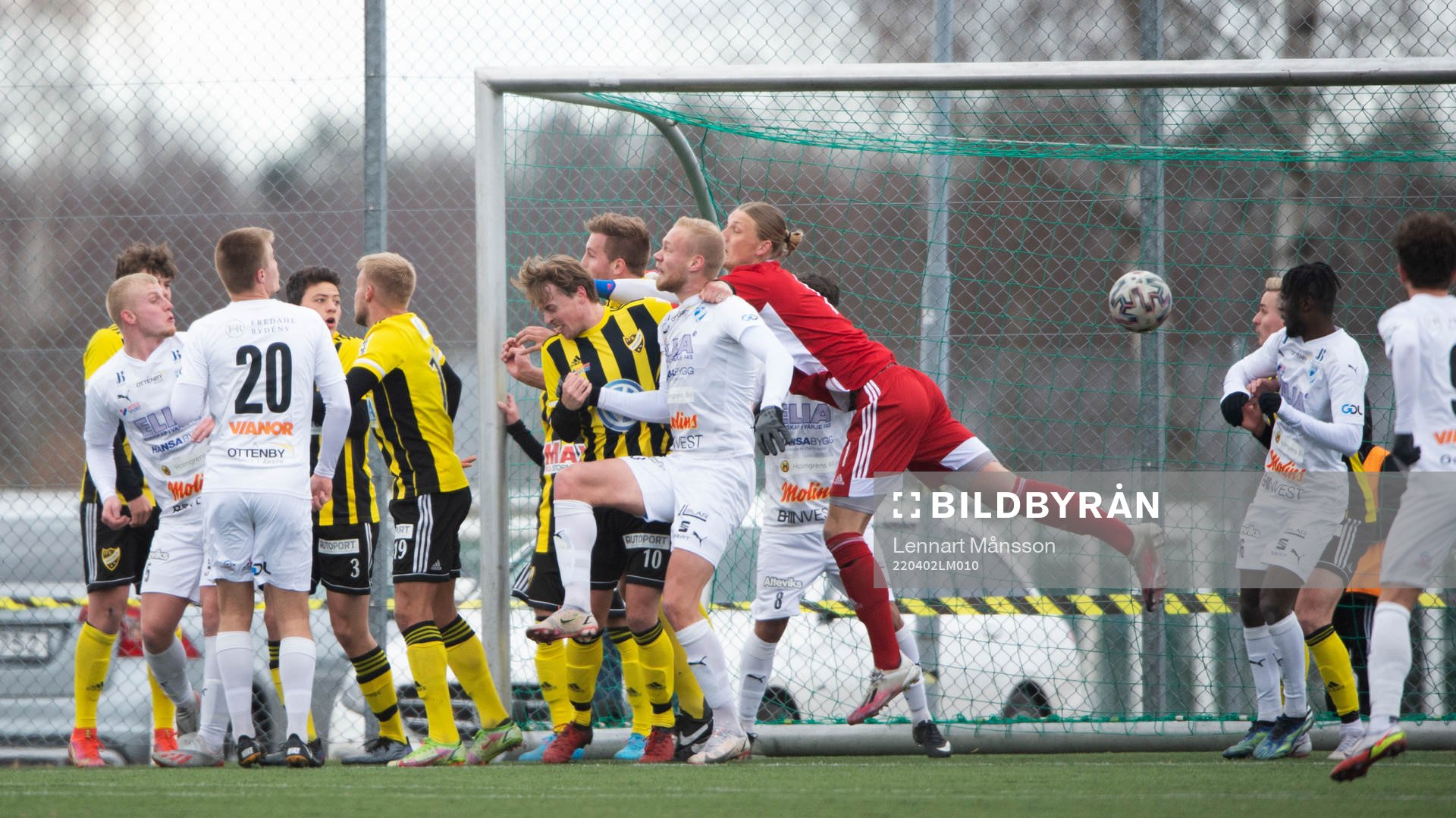 IFK Hässleholms Carl Lundahl Persson vid en hörna i matchen i div. 2 Södra Götaland mellan IFK Hässleholm och IFK Berga i Hässleholm 2 april 2022.